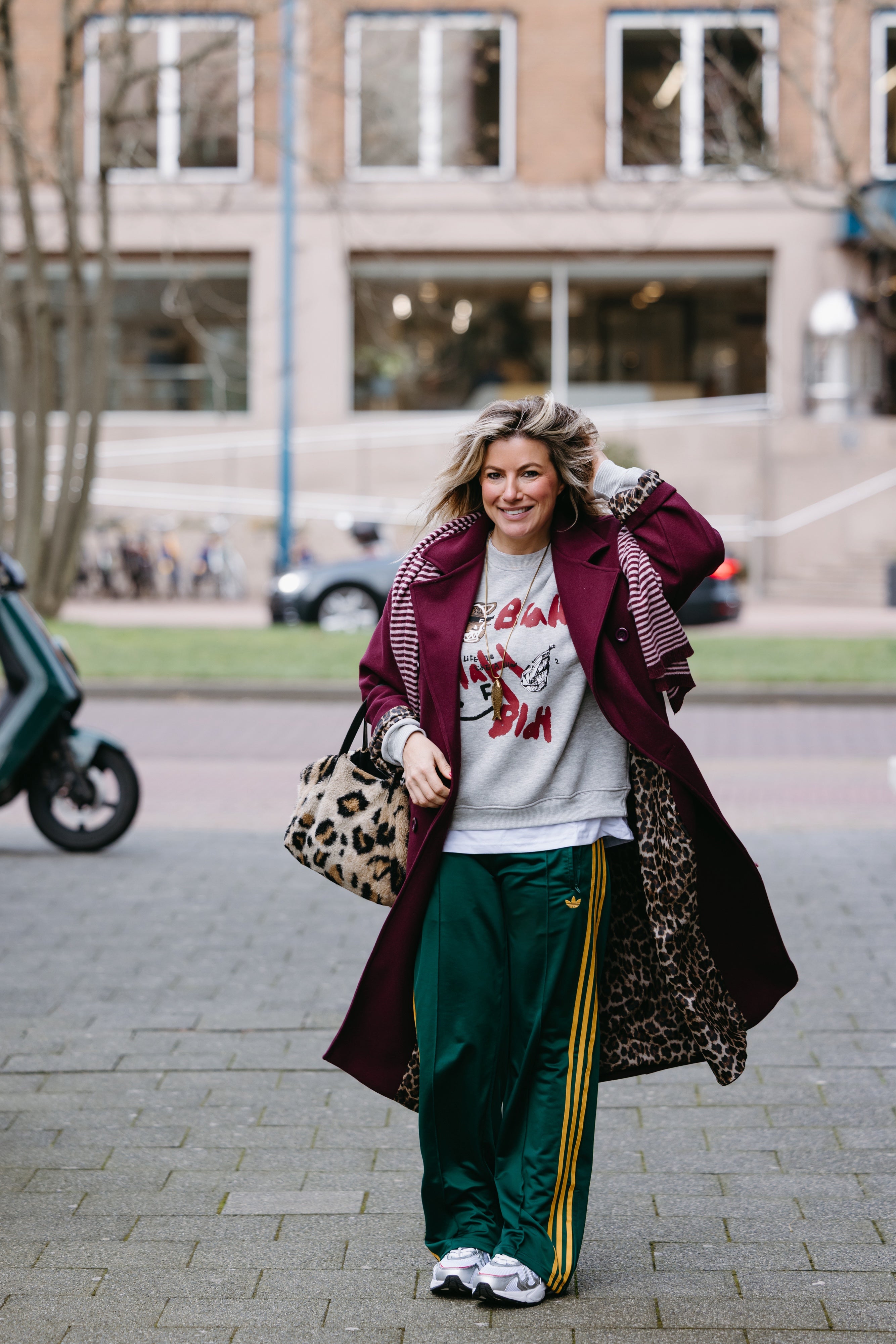 LIZZY MANTEL JAS BURGUNDY MET PANTER