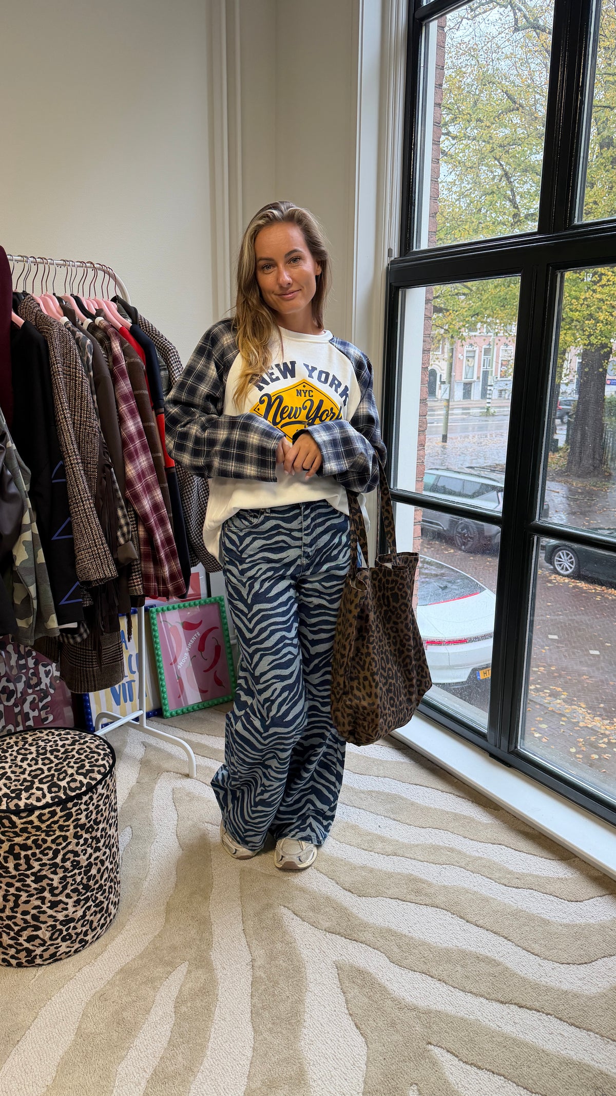 LONGSLEEVE MET BLAUW GERUITE MOUWEN