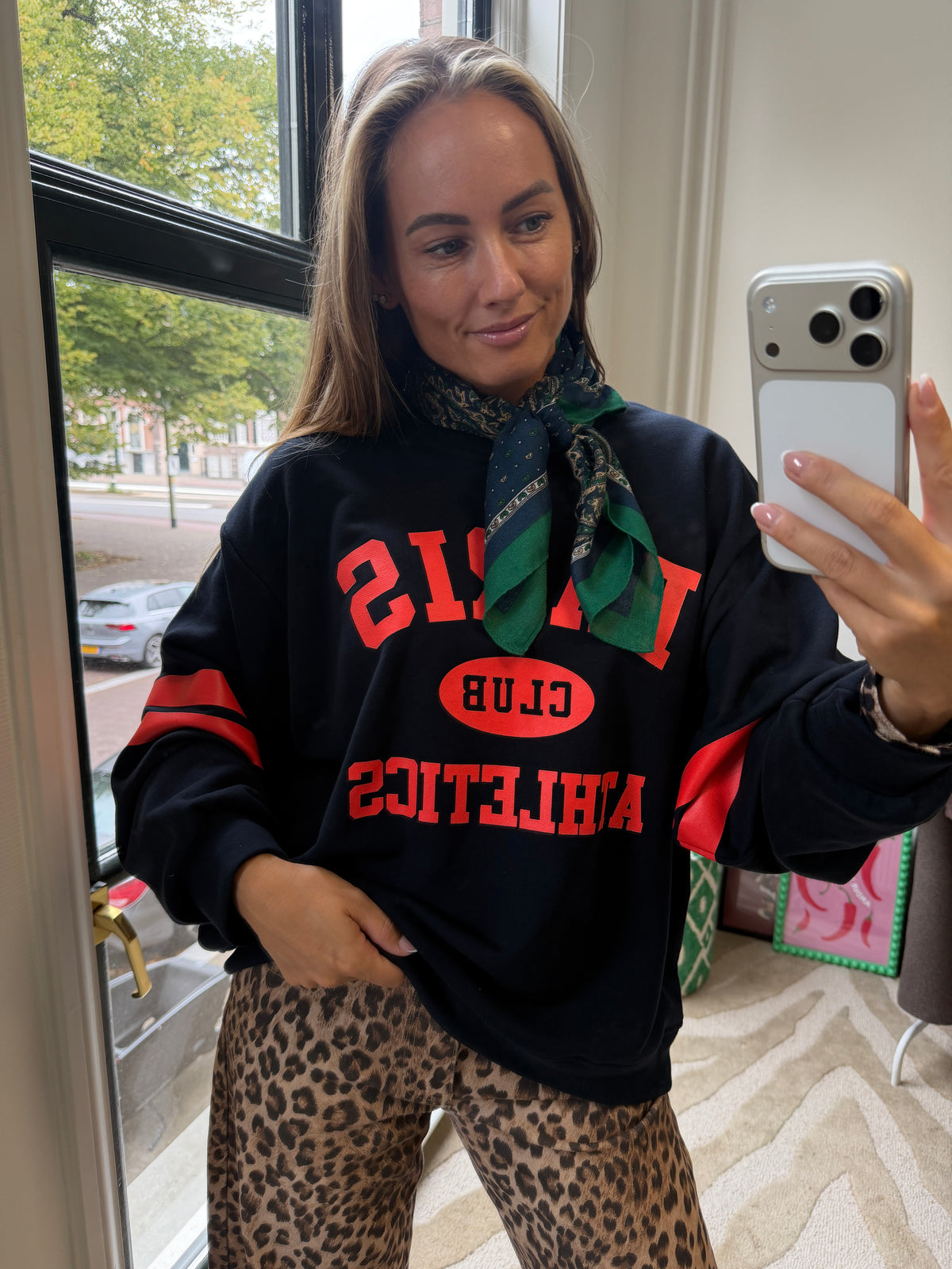 LOUA DONKERBLAUWE PARIS SWEATER