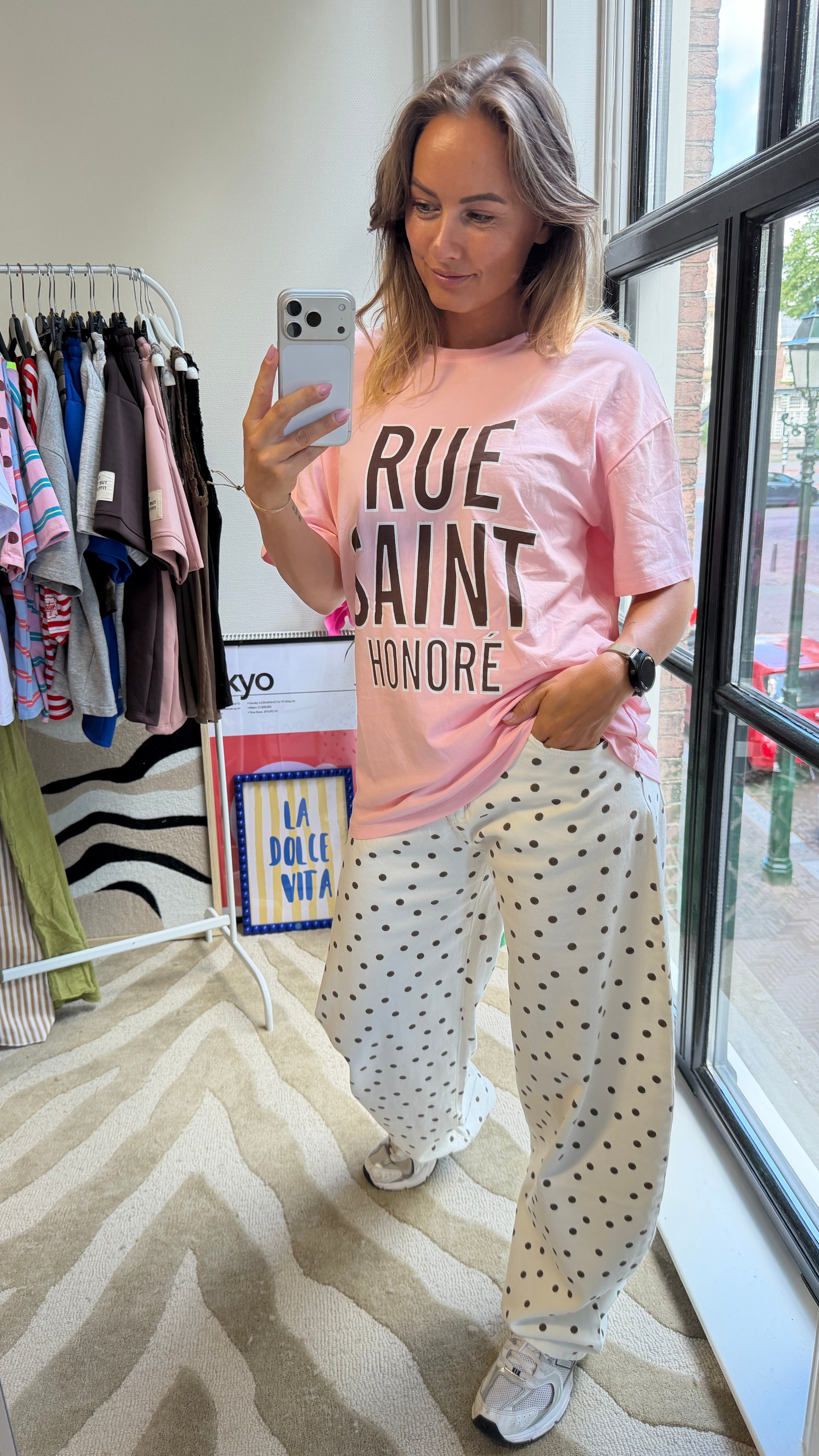 WITTE BARREL JEANS MET BRUINE STIPPEN