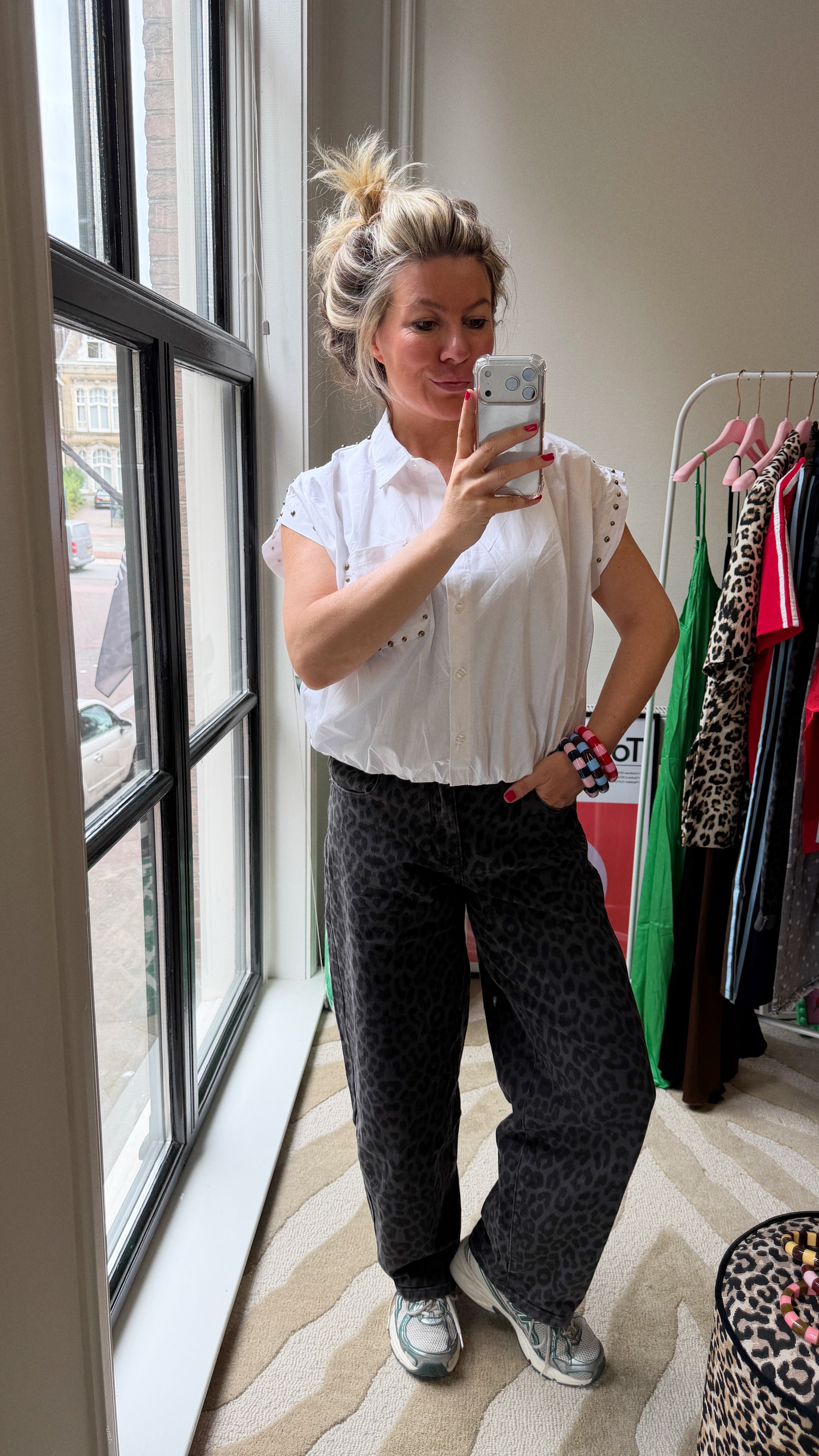 WITTE MOUWLOZE BLOUSE MET STUDS