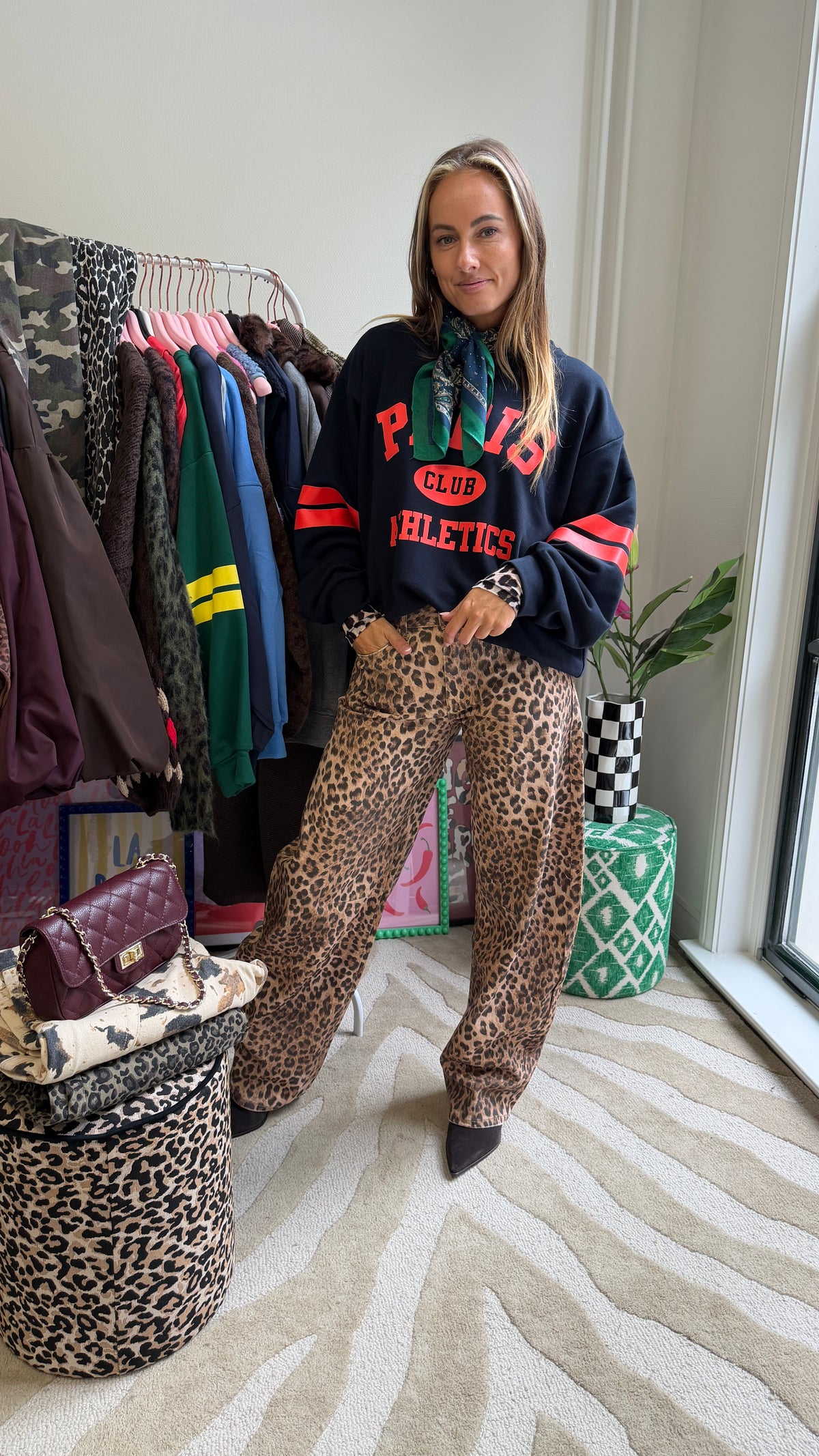 LOUA DONKERBLAUWE PARIS SWEATER