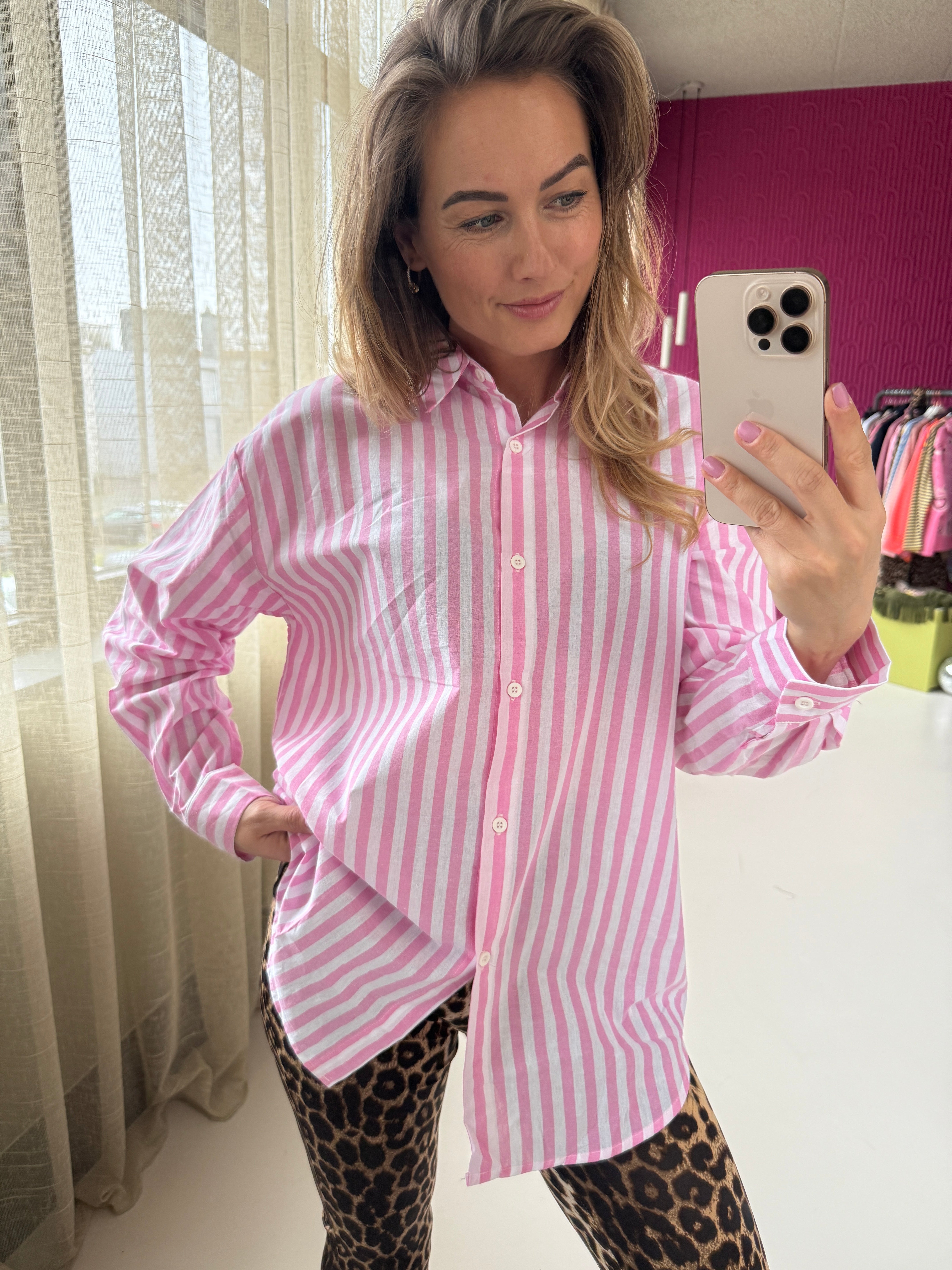 ROZE MUSTHAVE STREEPJES BLOUSE MET BORDUURSELS OP DE RUG
