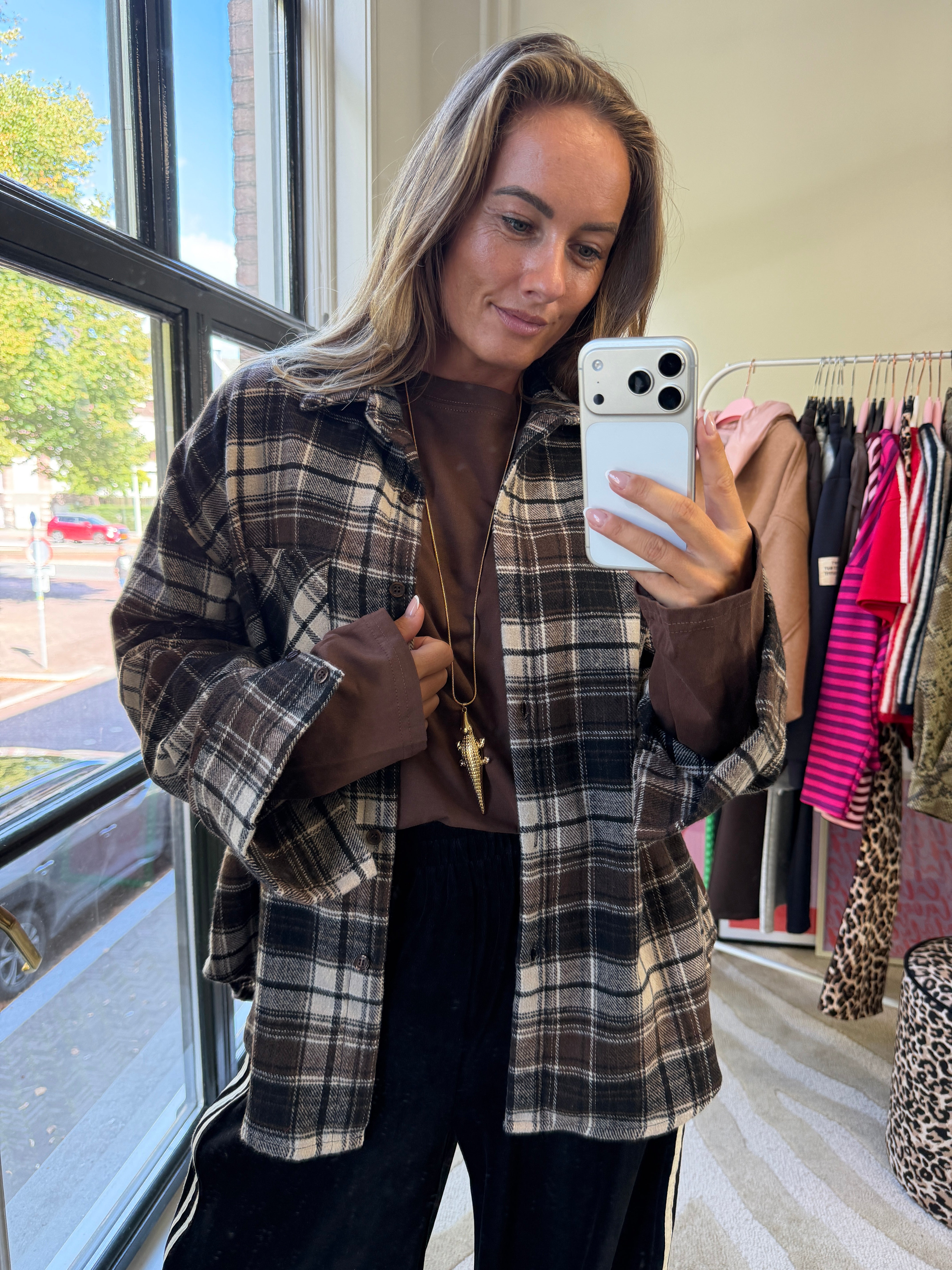 BABS RUITJES BLOUSE MET BRUIN EN ZWARTE TINTEN