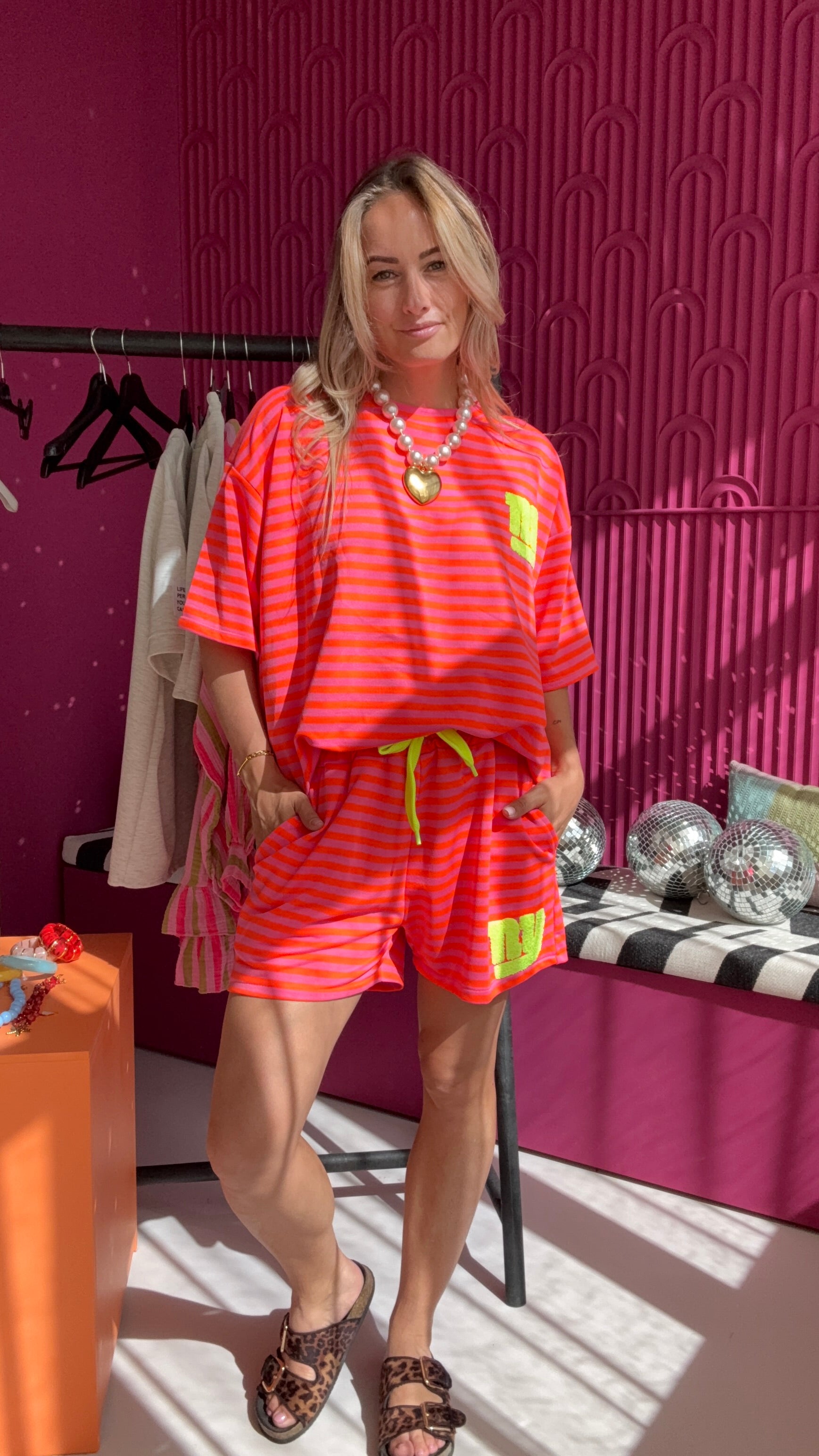 ORANJE STREEP SHORT MET OPDRUK