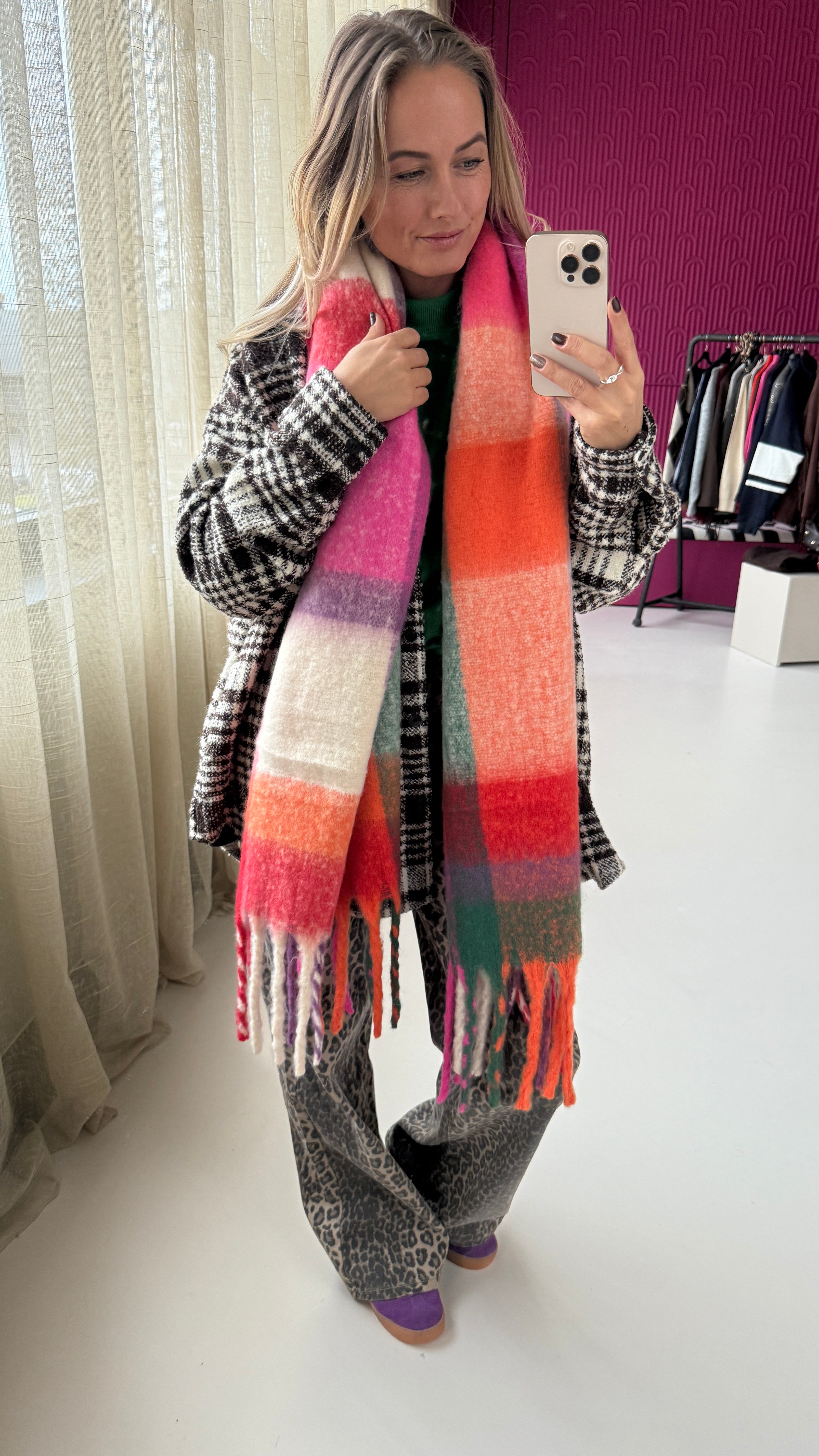 MUSTHAVE GERUITE SJAAL MET ROZE EN GROENE TINTEN