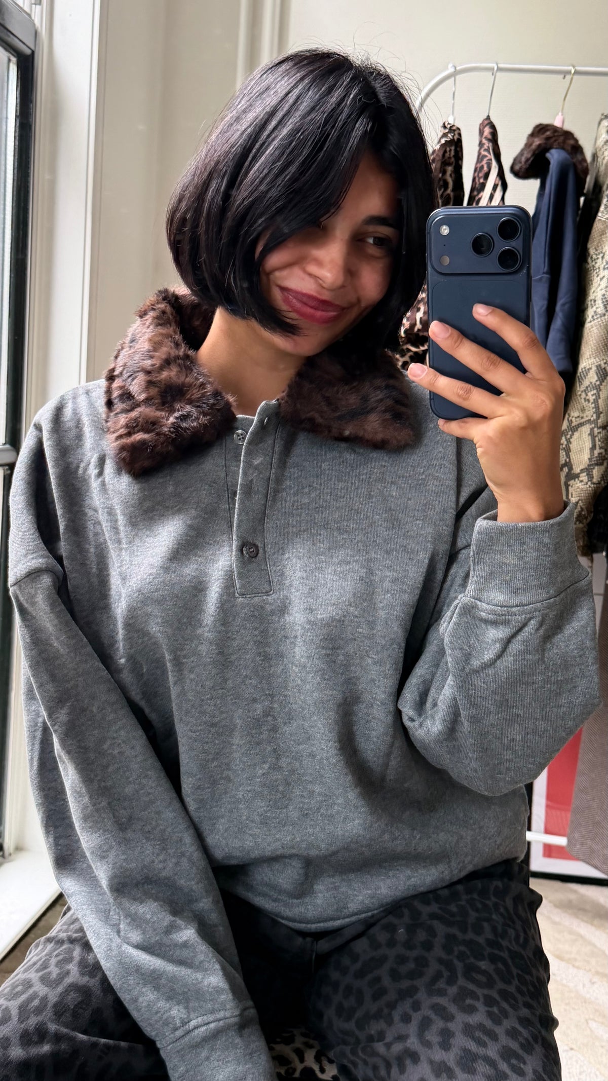SWEATER MET PANTERKRAAG GRIJS