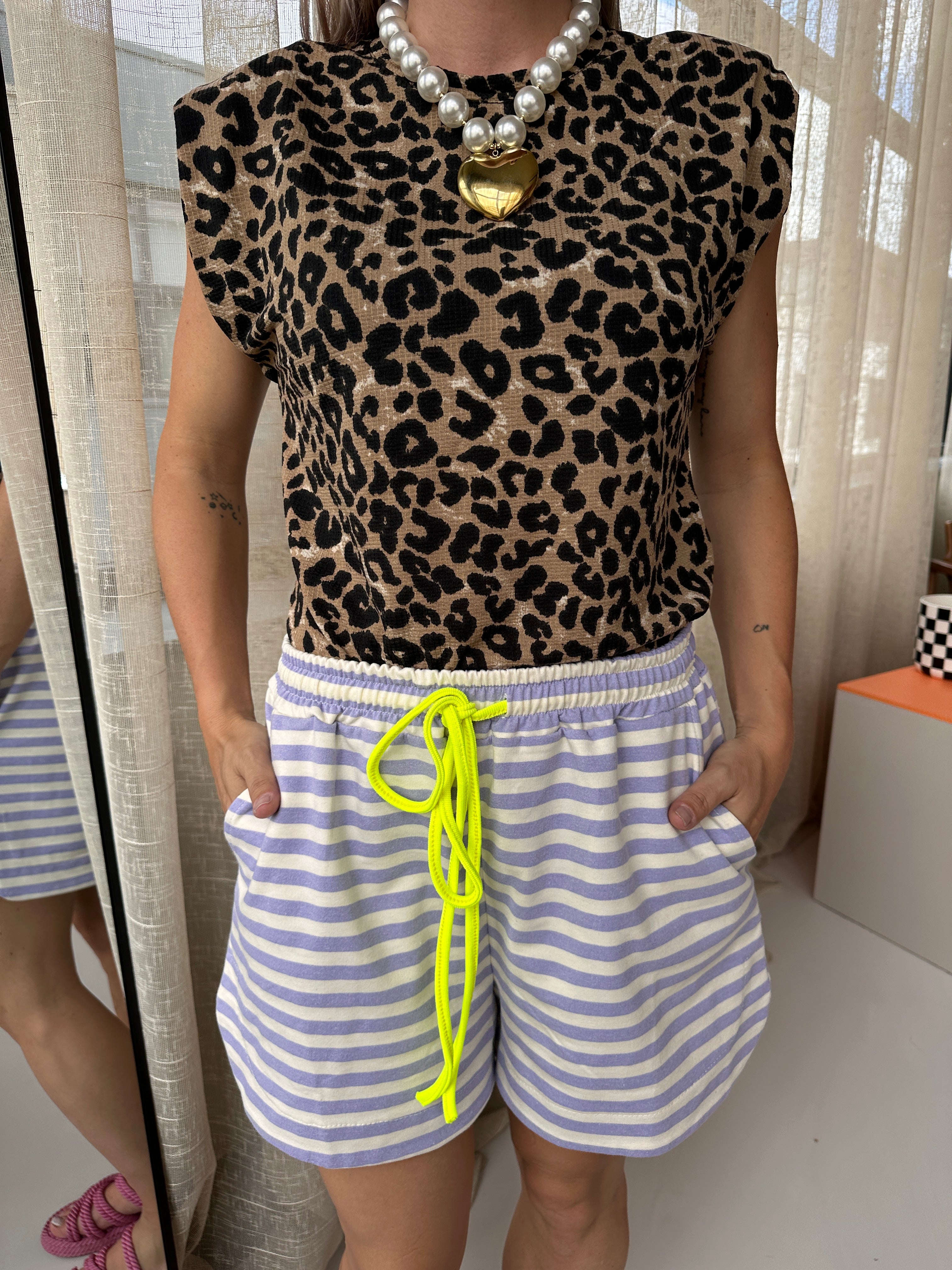 GESTREEPT SHORT LILA