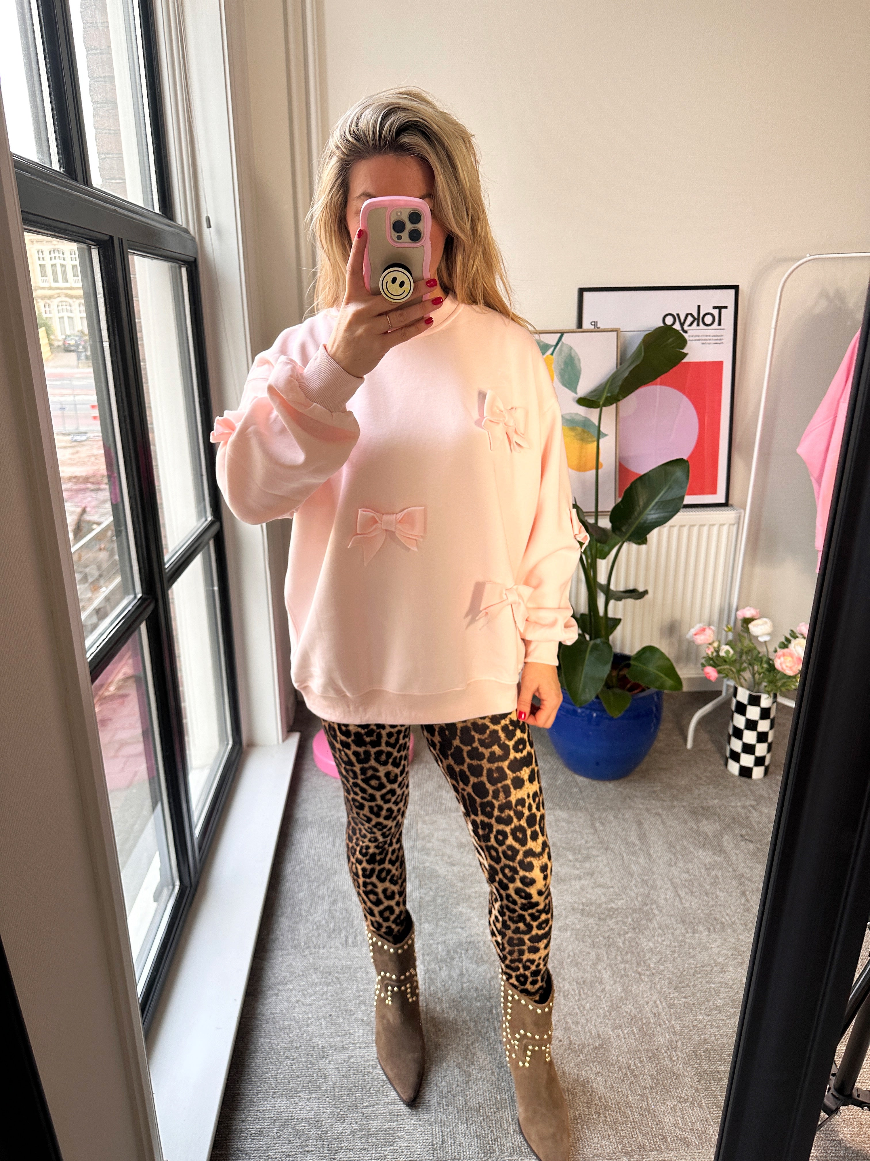 LICHT ROZE SWEATER MET STRIKJES