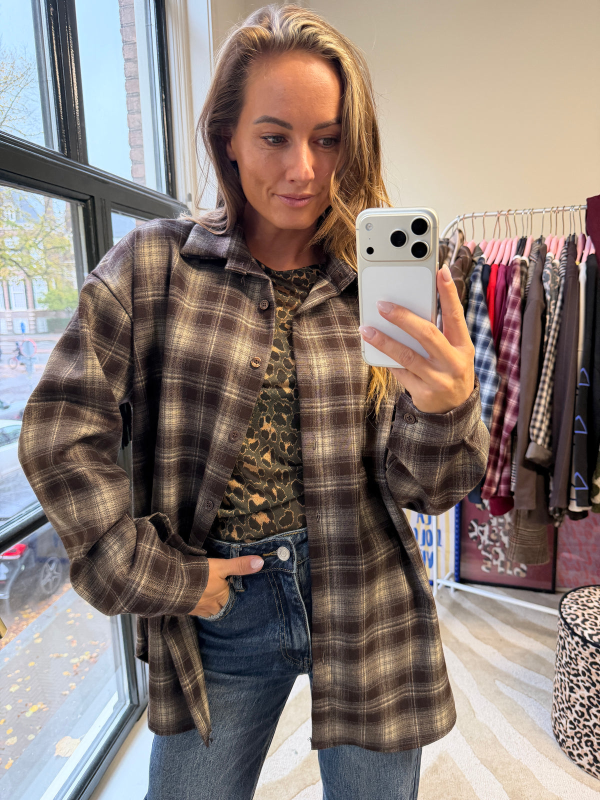 BRUINE RUIT BLOUSE MET ZWARTEFRANJES