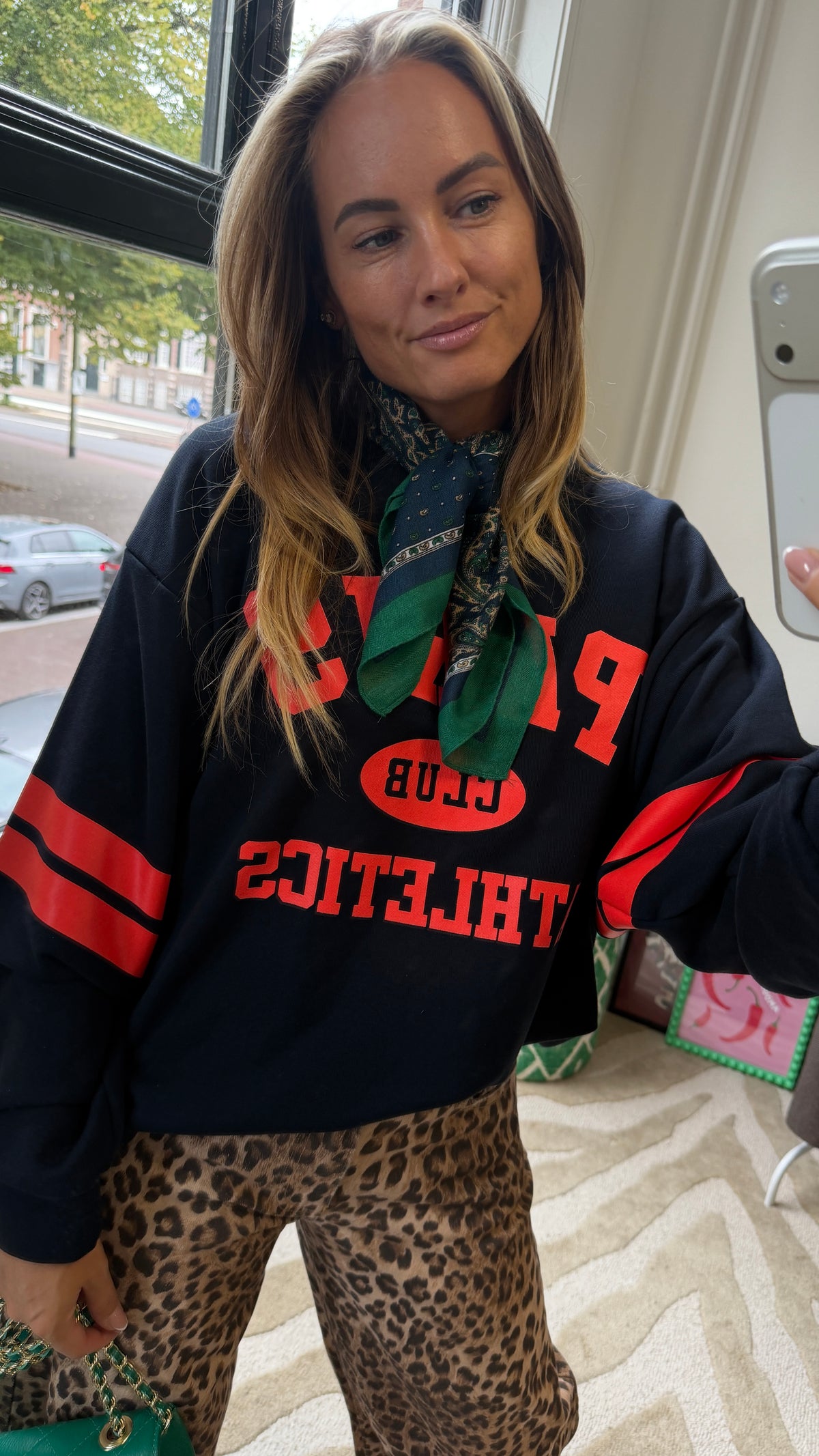 LOUA DONKERBLAUWE PARIS SWEATER