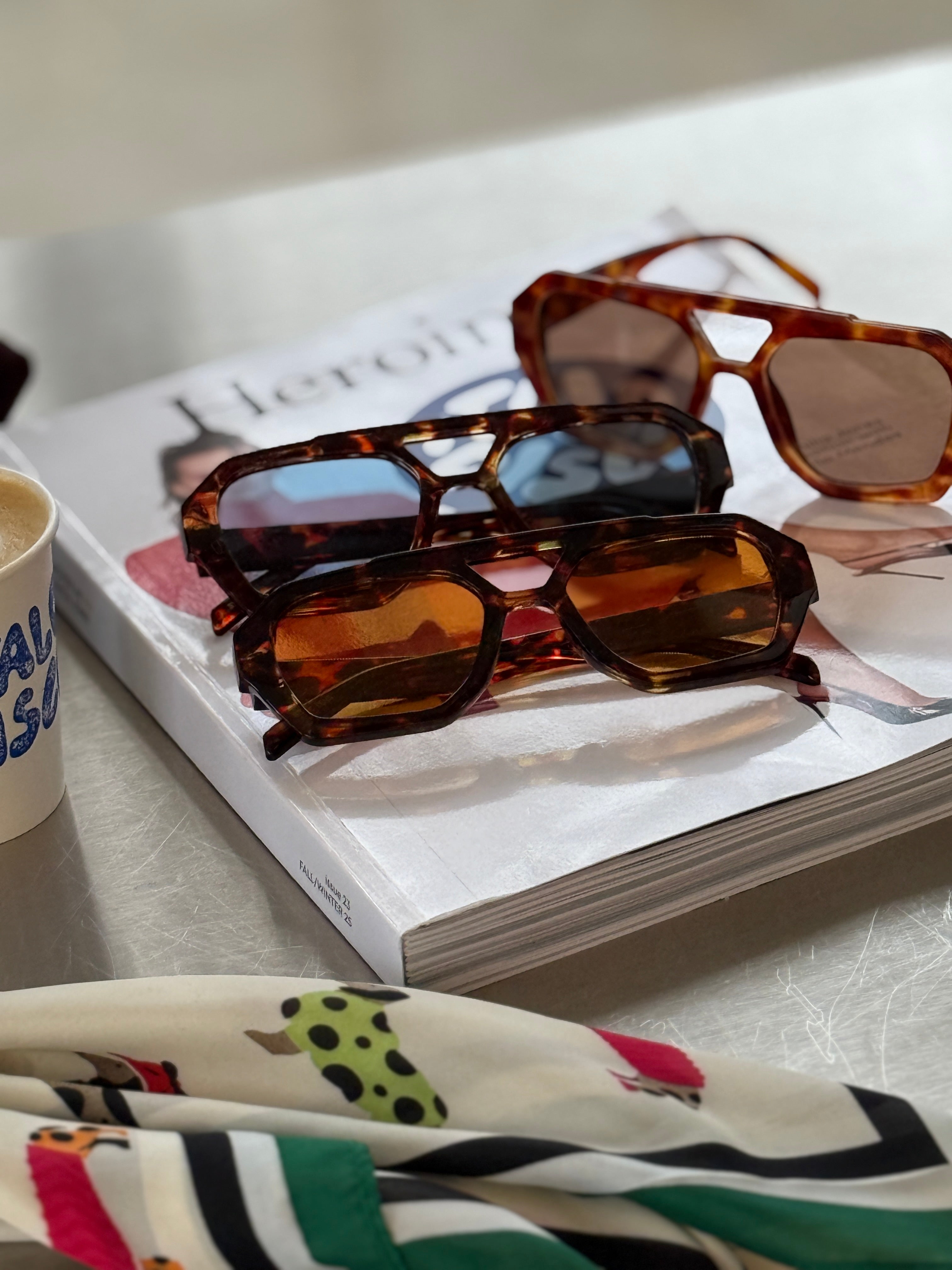 MUSTHAVE ZONNEBRIL BLAUWE GLAZEN