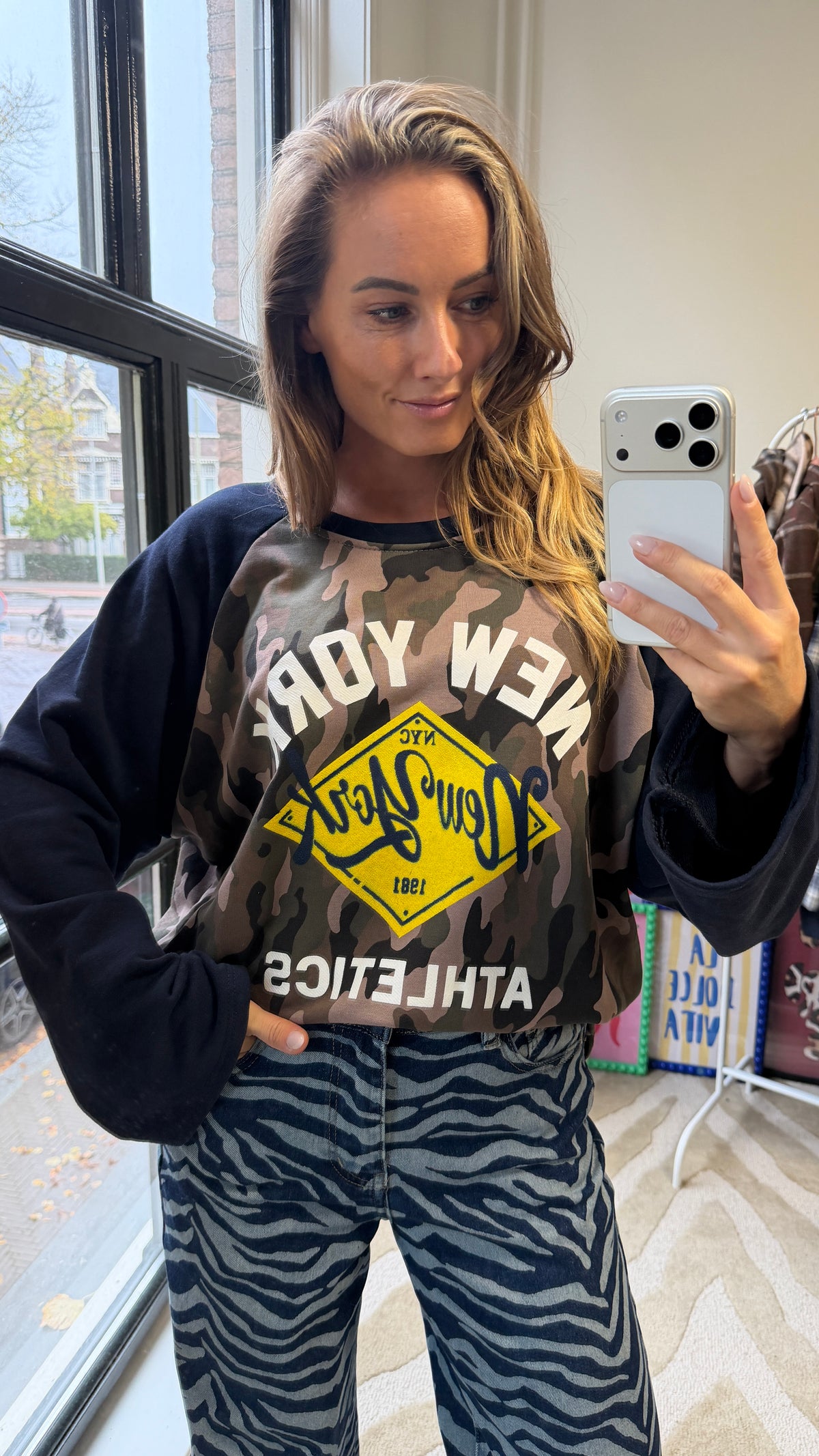 ARMY LONGSLEEVE MET BLAUWE MOUWEN