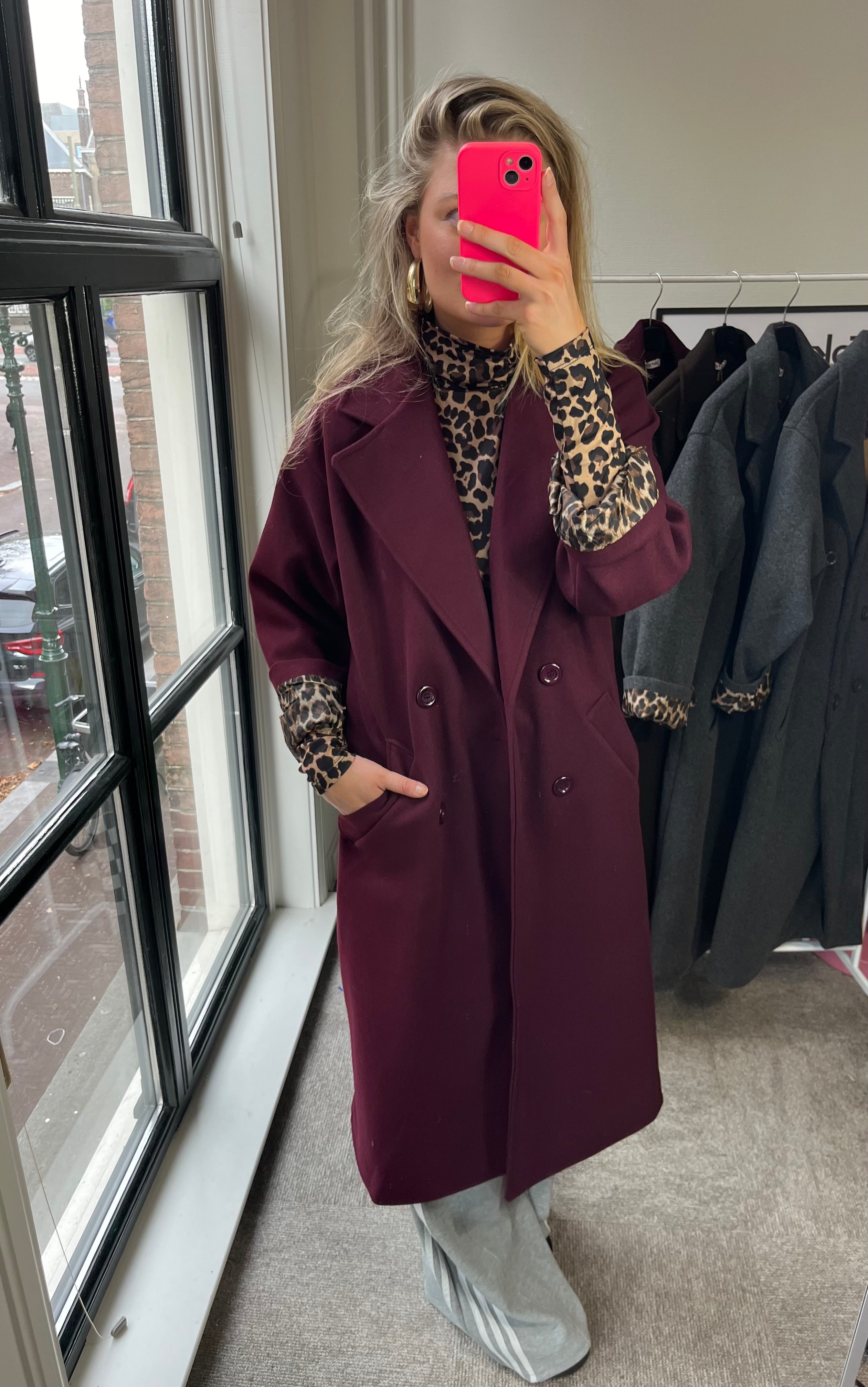 LIZZY MANTEL JAS BURGUNDY MET PANTER