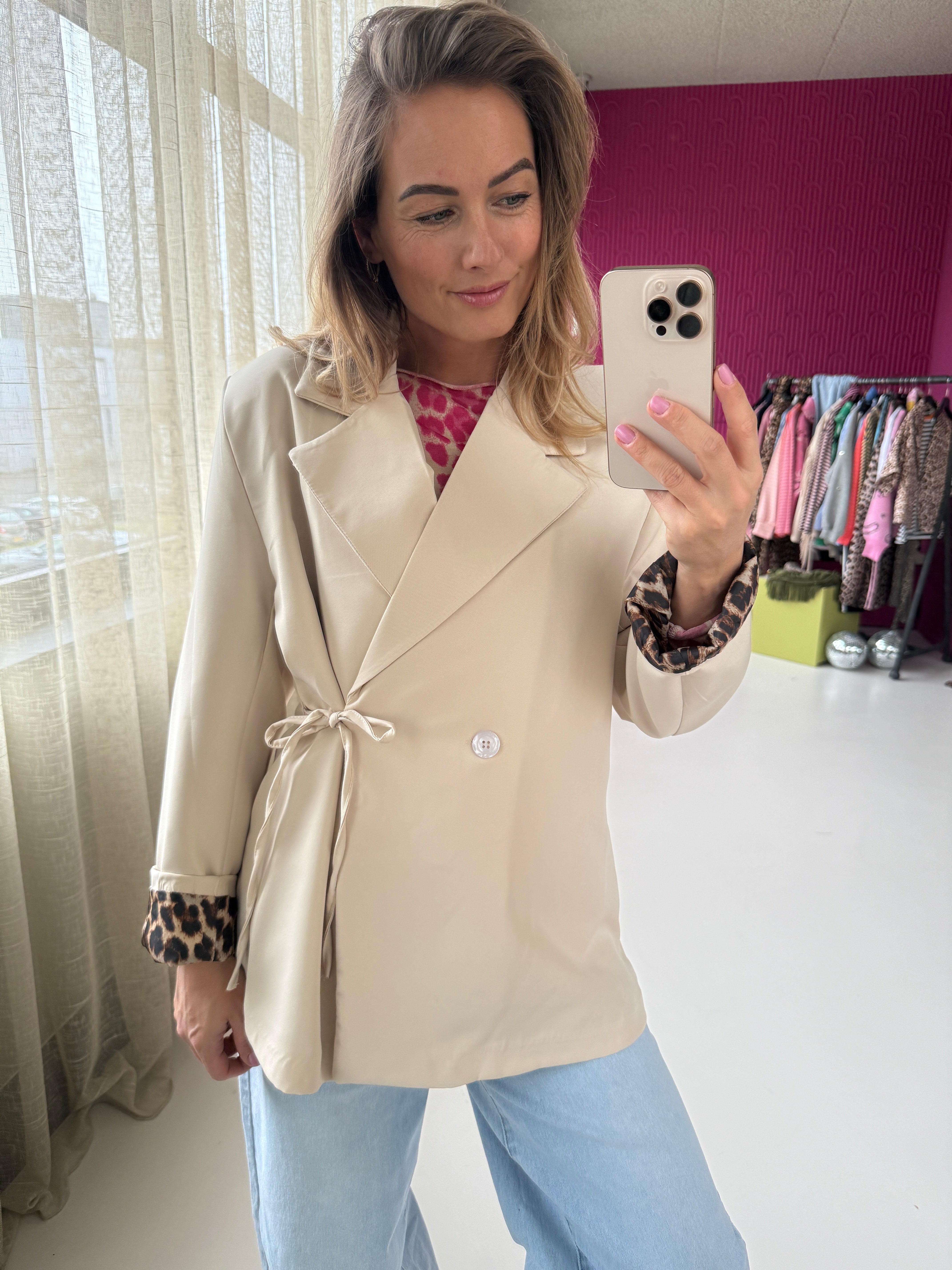 BEIGE BLAZER MET PANTER
