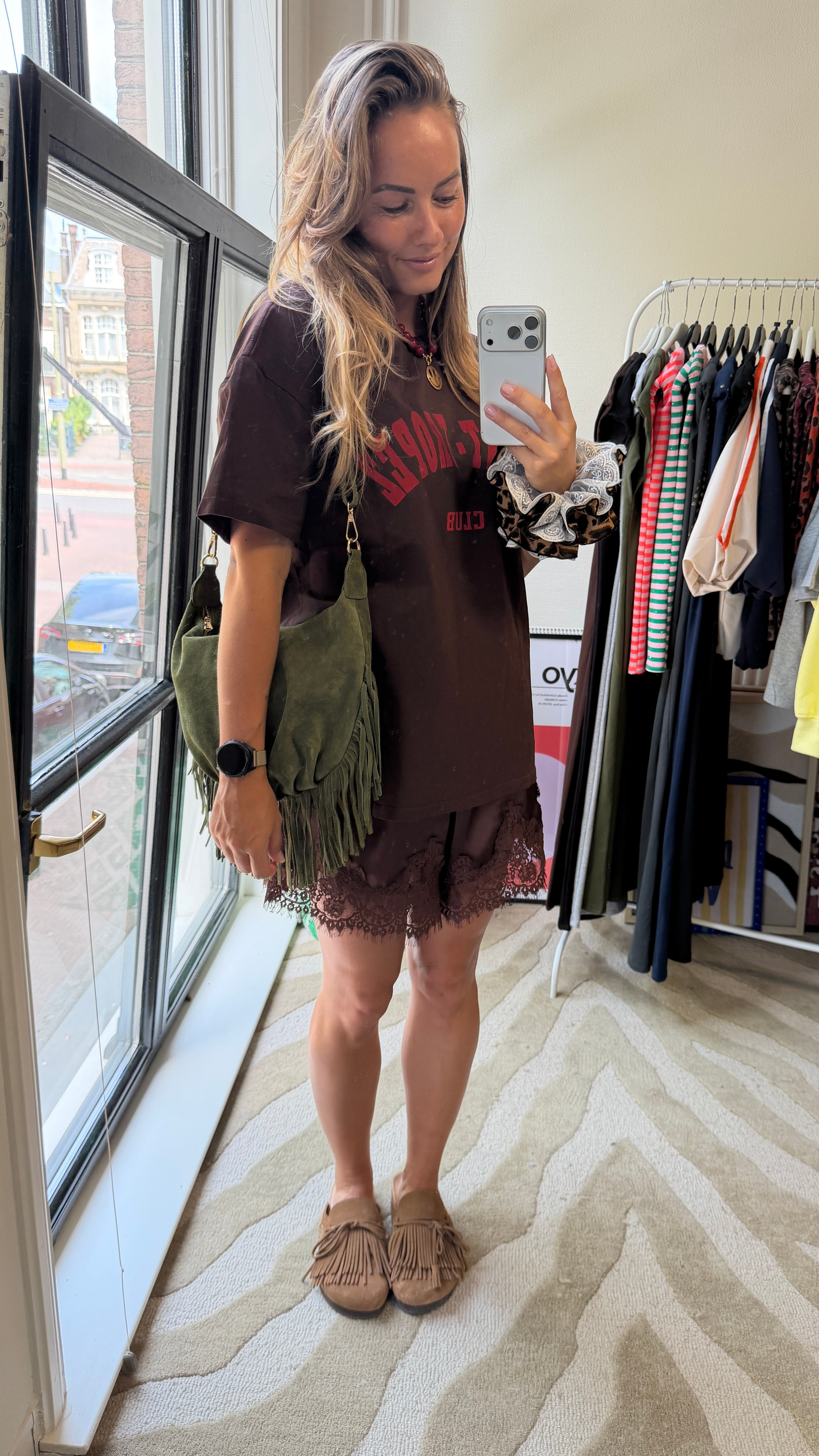 BRUIN SHIRT MET RODE TEKST