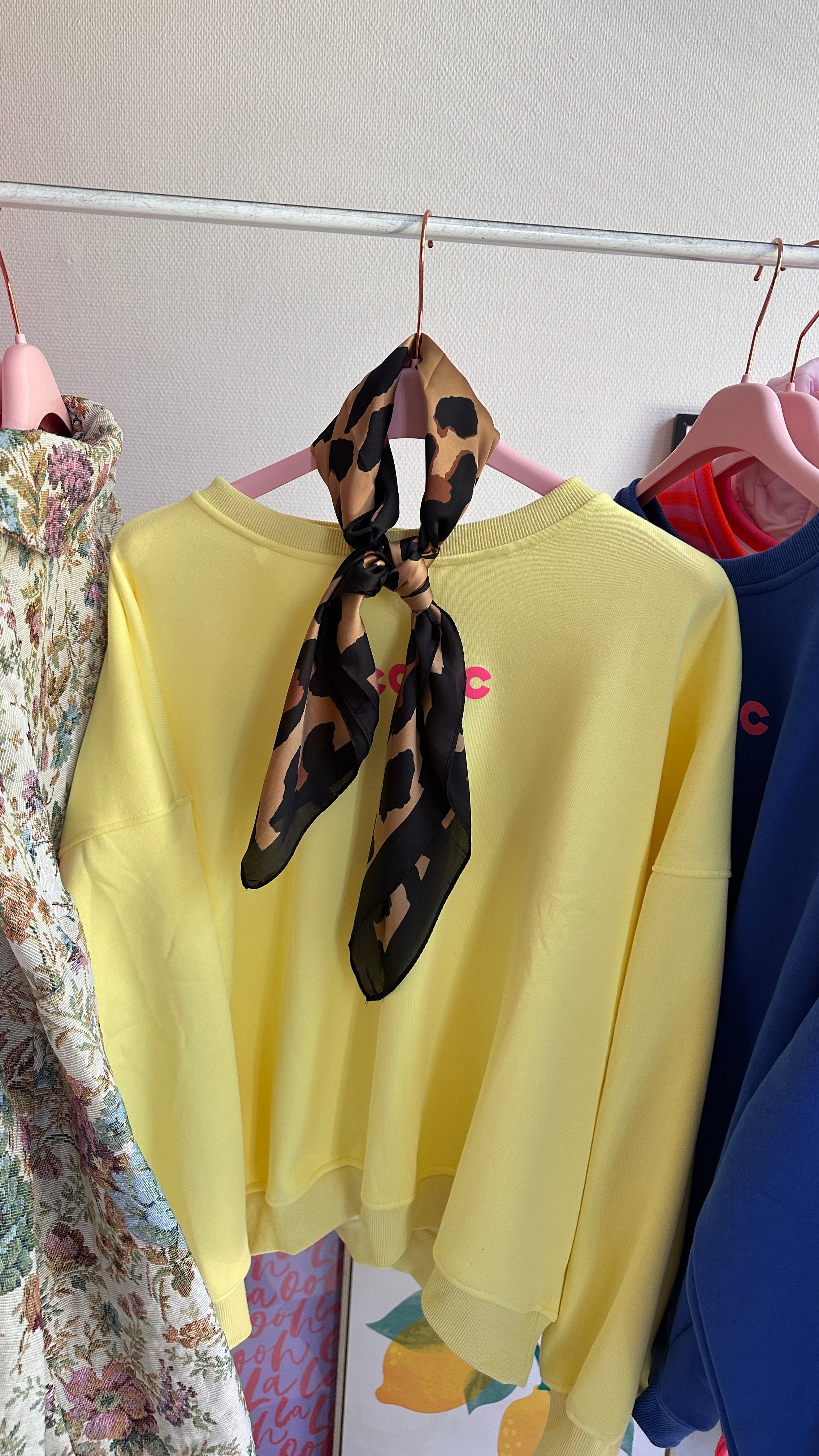 ICONIC MUSTHAVE SWEATER GEEL