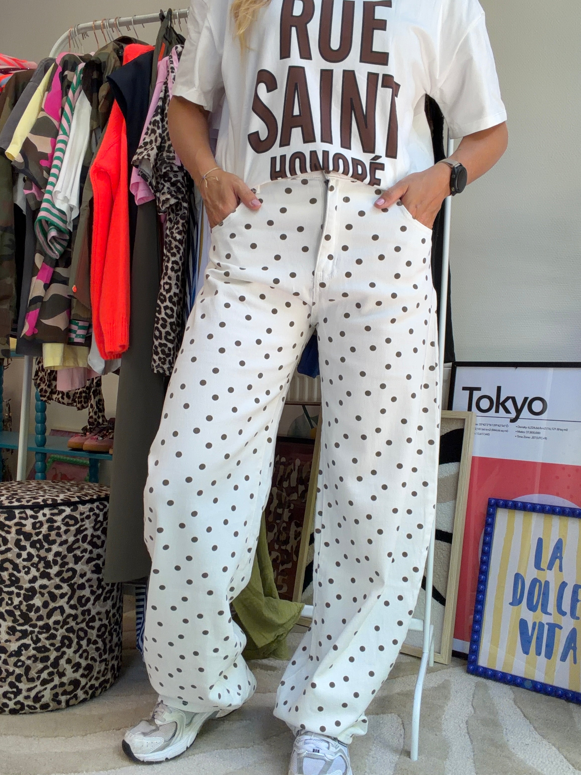 WITTE BARREL JEANS MET BRUINE STIPPEN