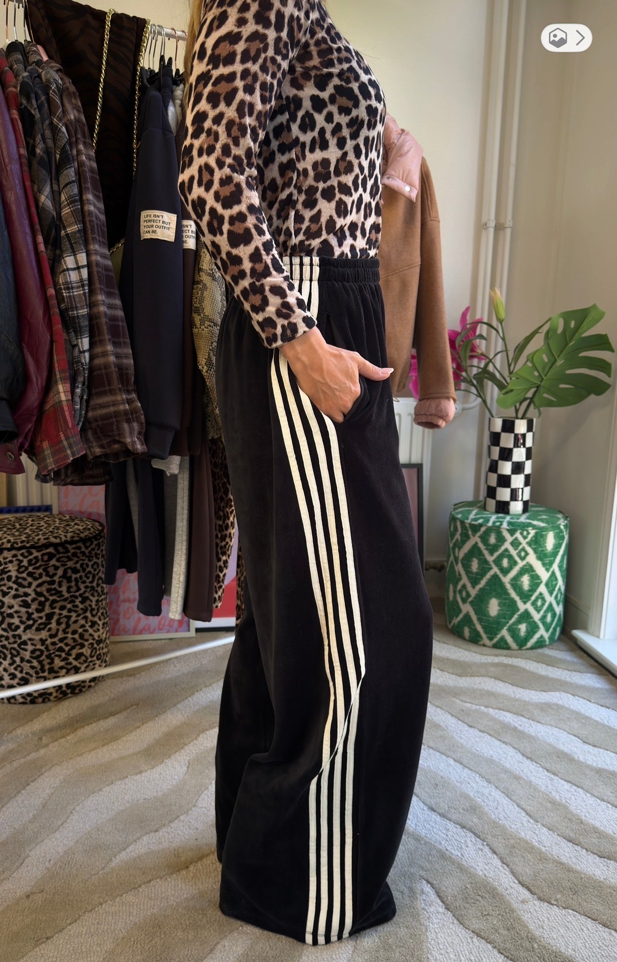 ZWARTE VELVET JOGGER STRIPIES