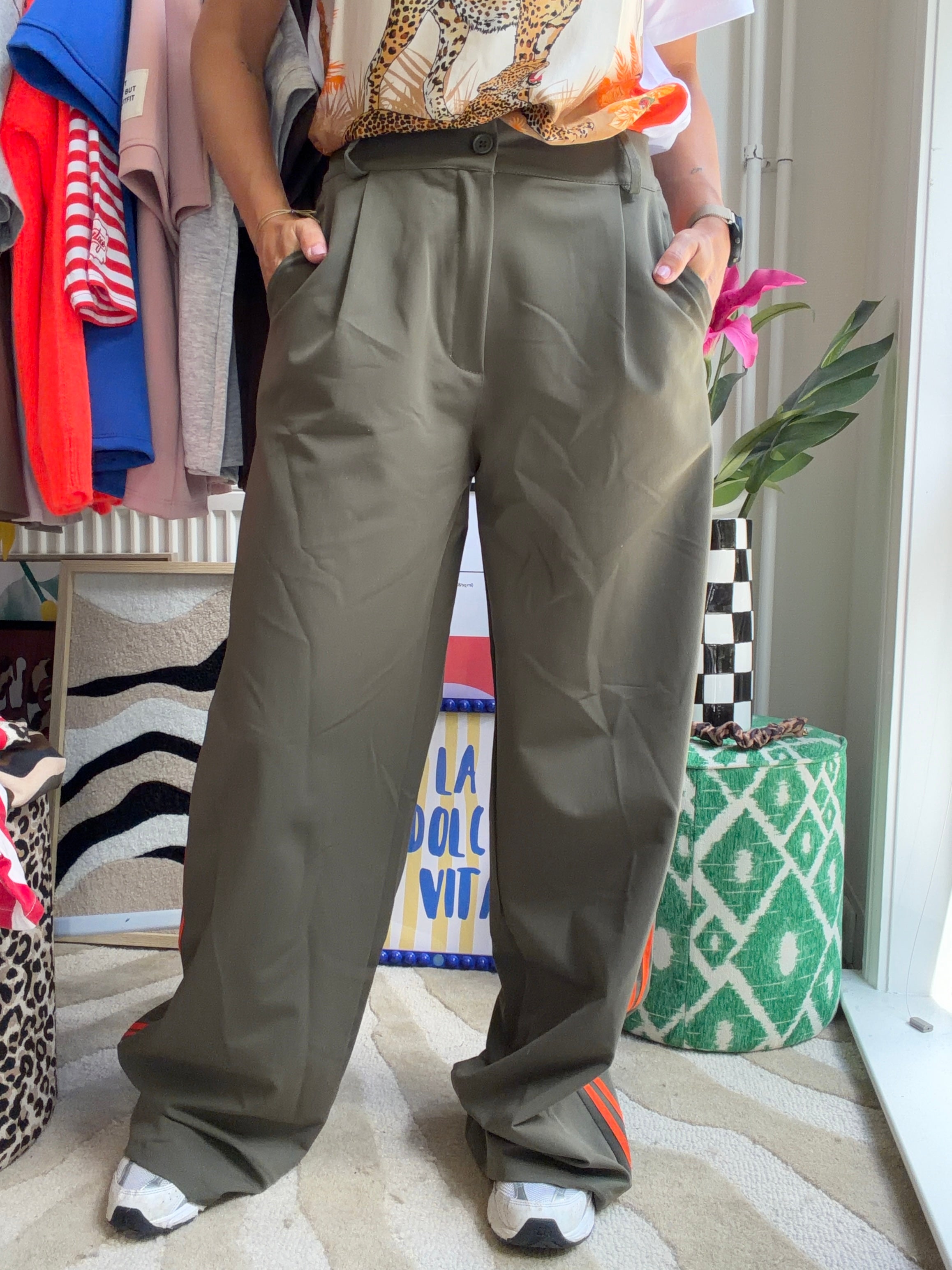 OLIJFGROENE PANTALON MET ORANJE STREPEN