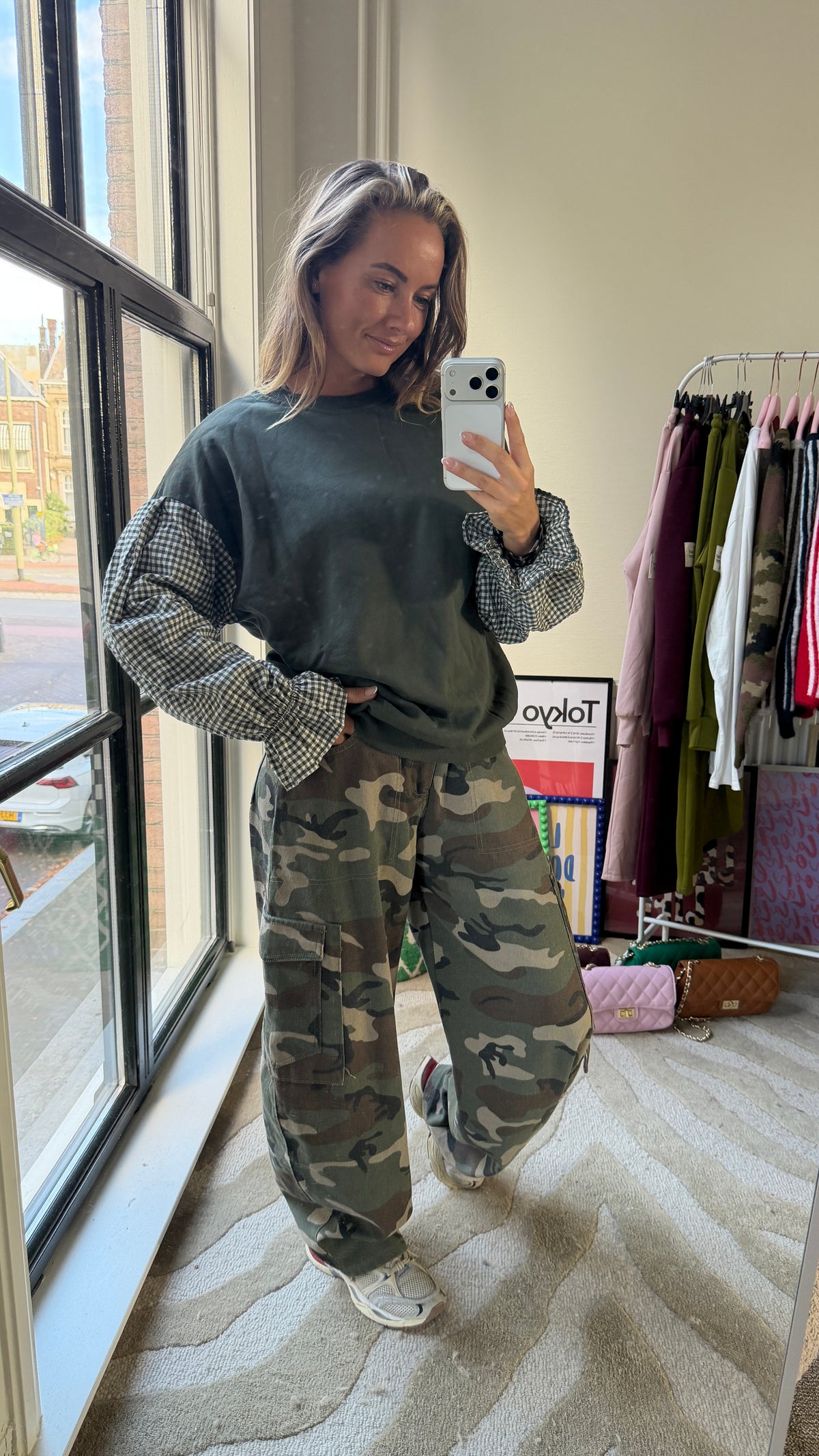 GROENE SWEATER MET RUITJES MOUWEN