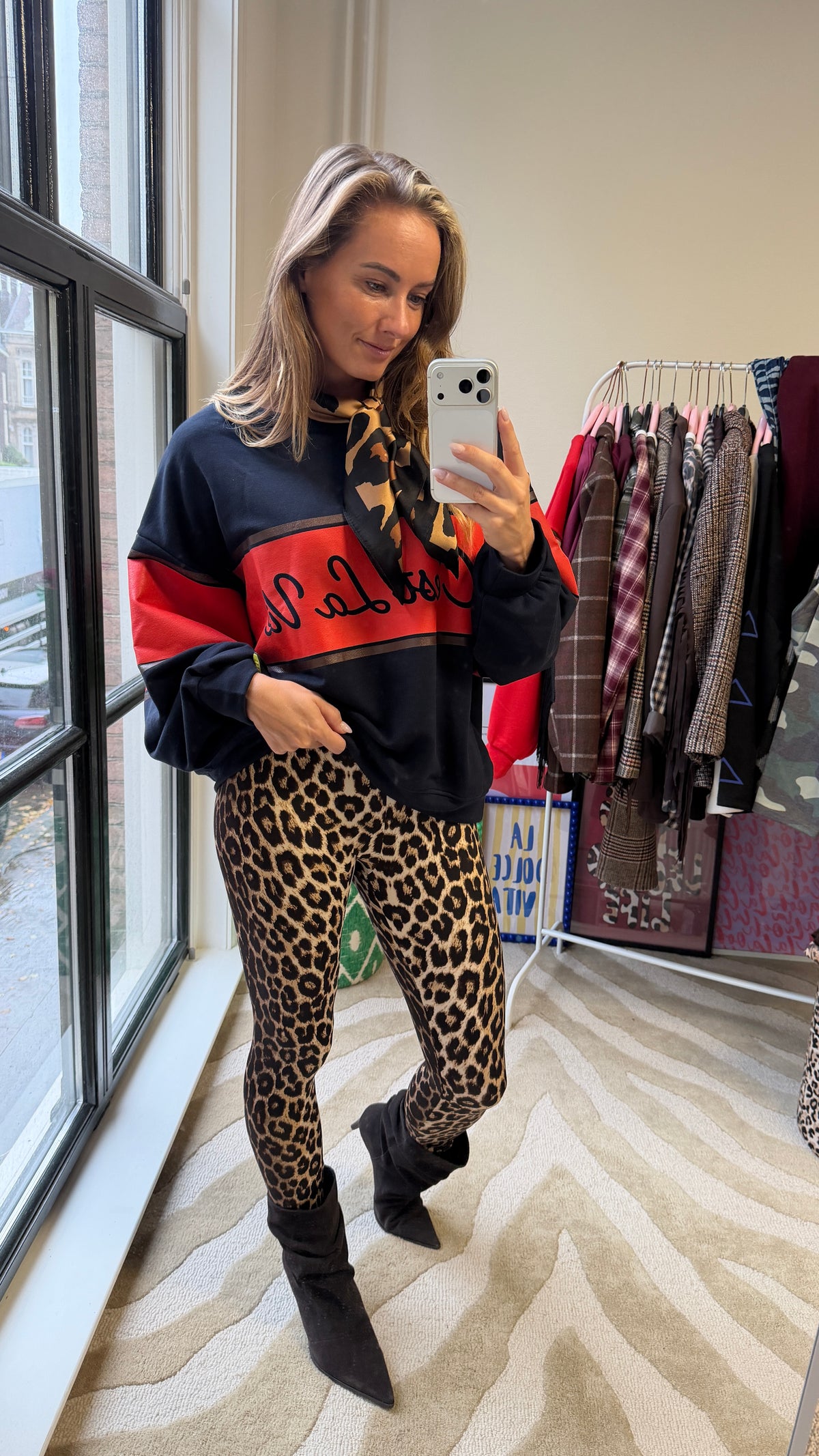 C’EST LA VIE SWEATER DONKERBLAUW