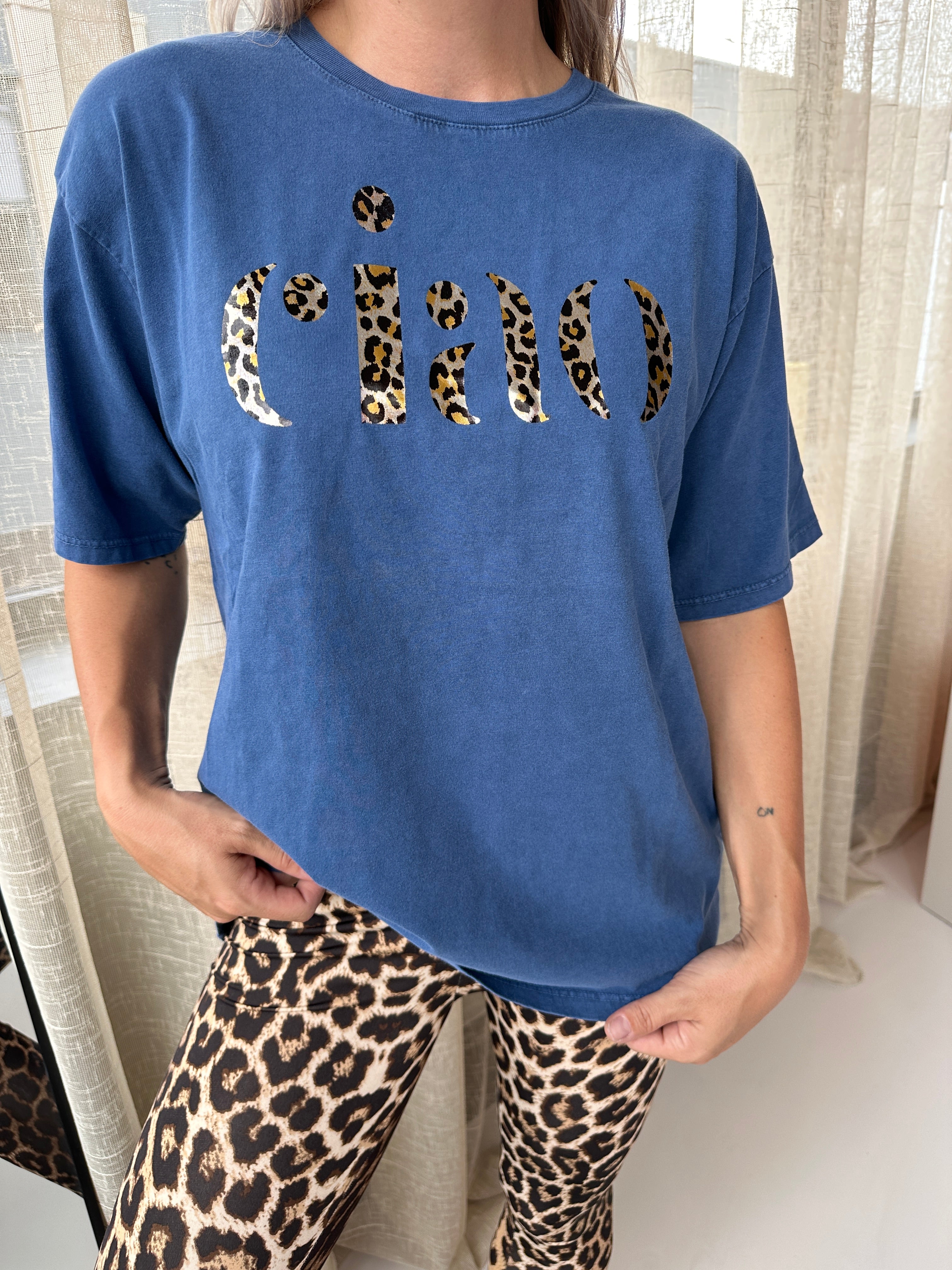 T-SHIRT MET PANTER TEKST