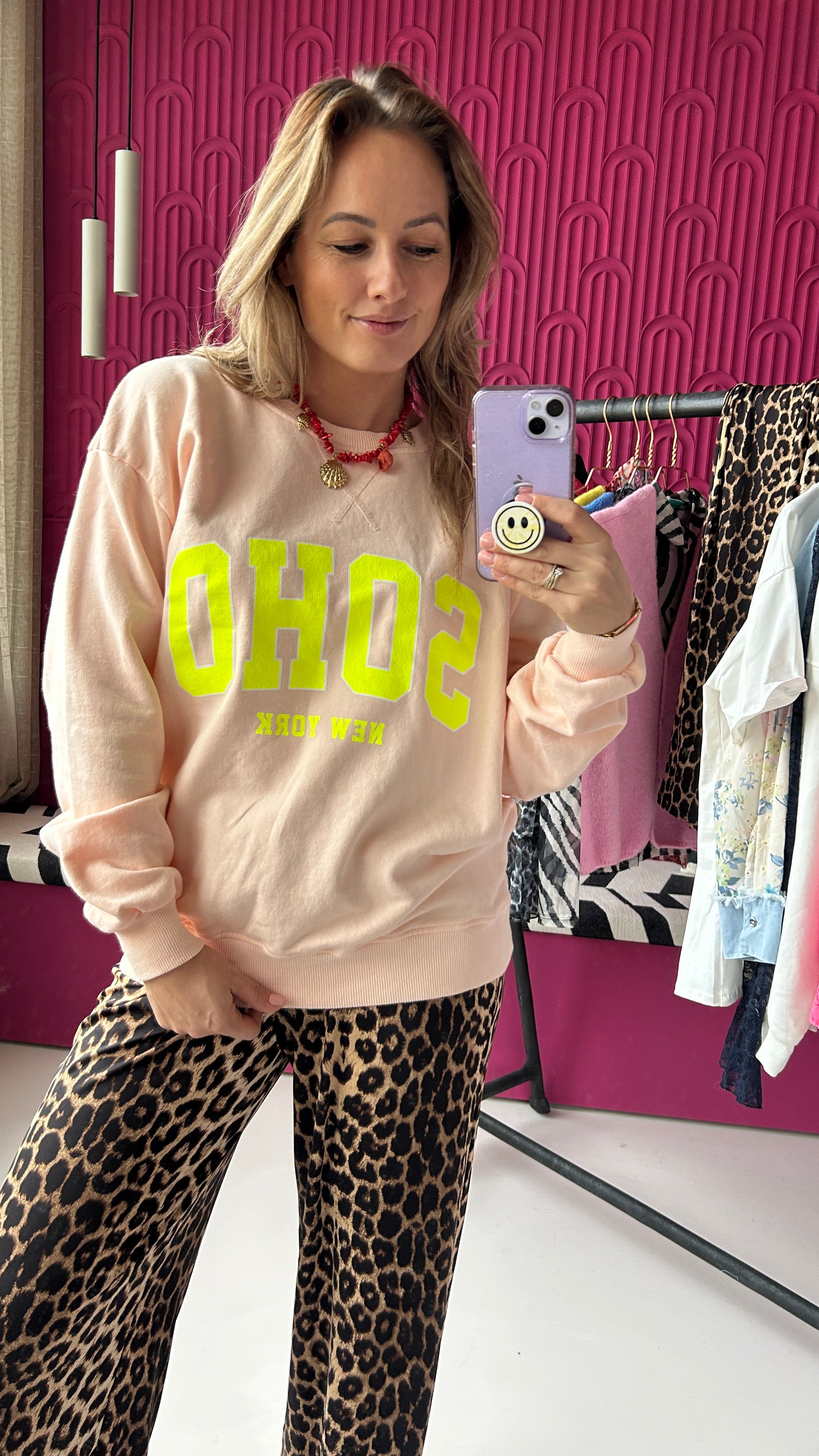 ZALM ROZE SOHO SWEATER MET NEON GELE LETTERS