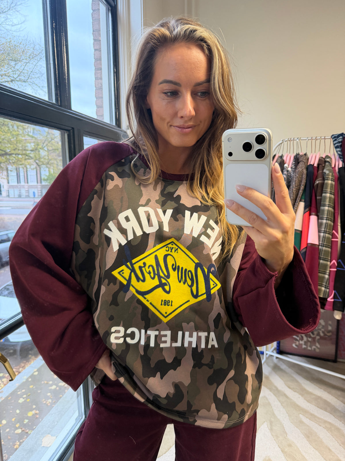 ARMY LONGSLEEVE MET BURGUNDY MOUWEN