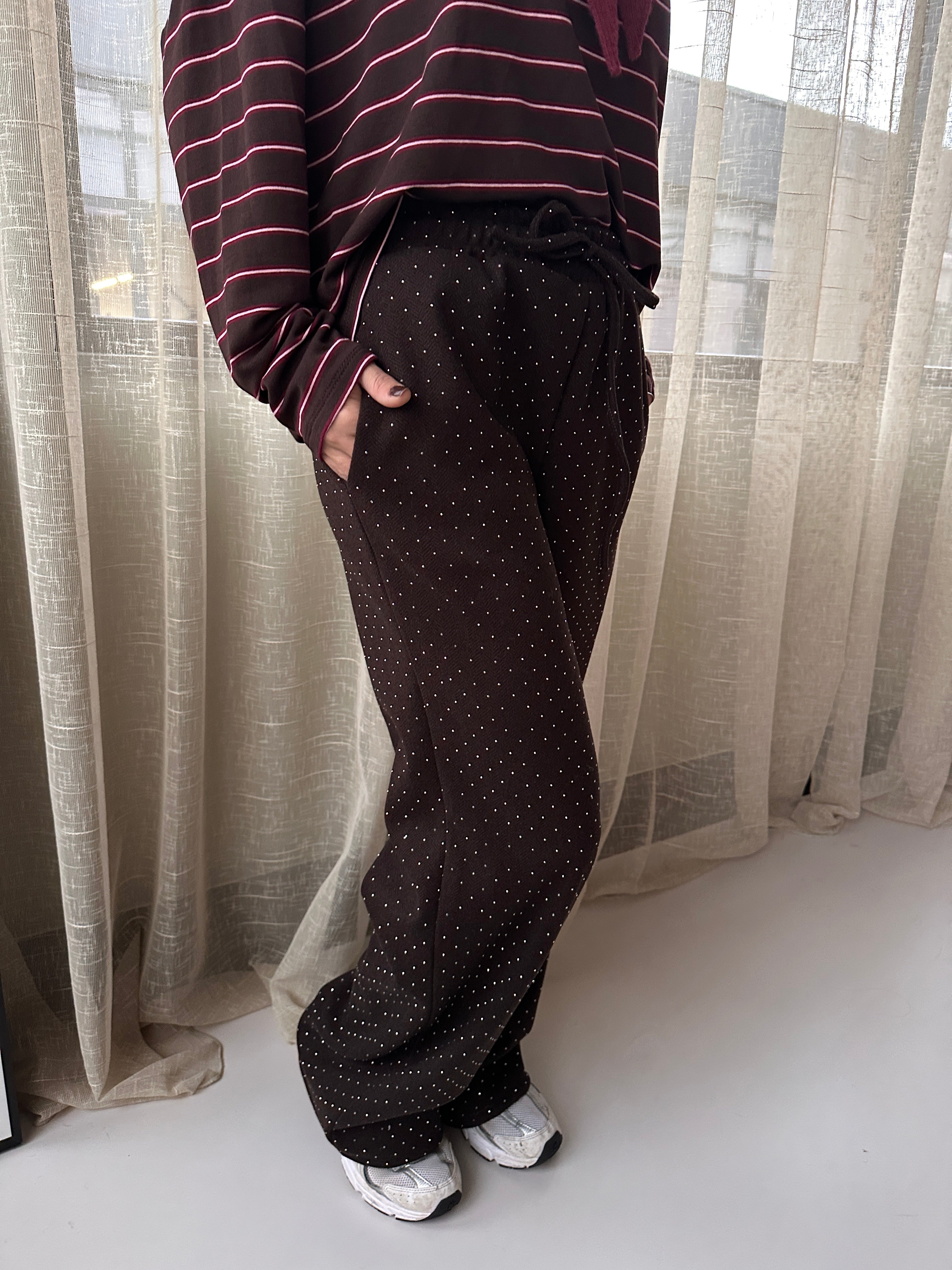 BRUINE JOGGER MET STRASS DIAMANTJES