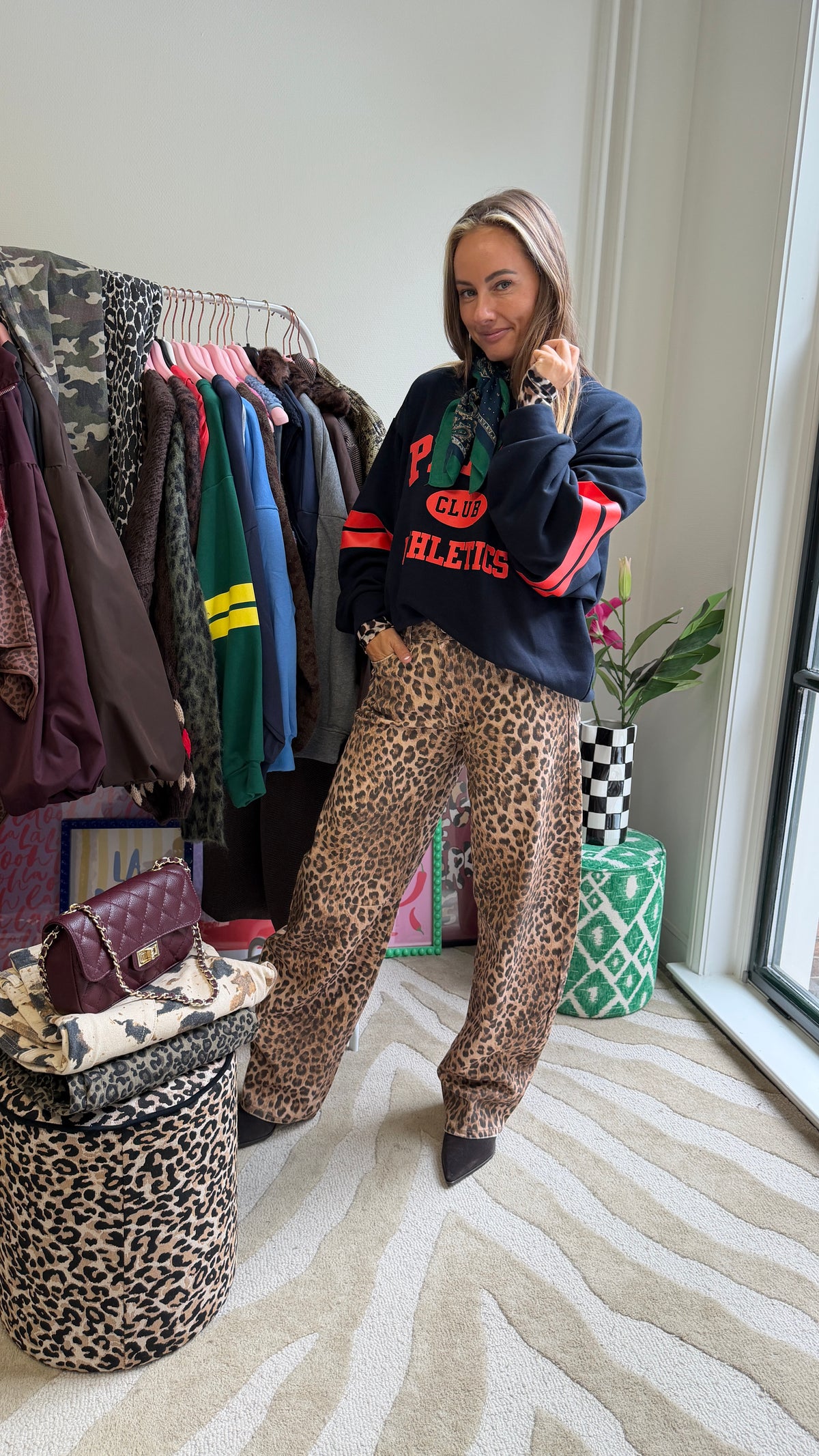 LOUA DONKERBLAUWE PARIS SWEATER