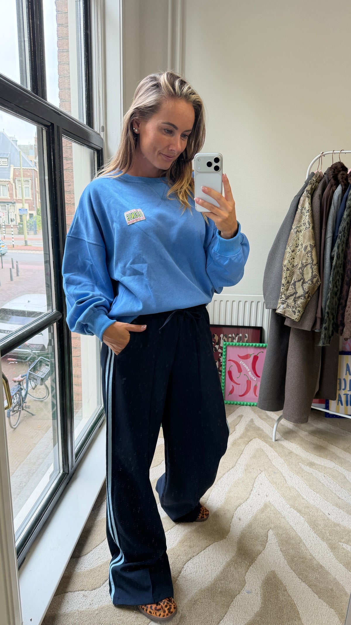 LICHTBLAUWE ICONIC SWEATER