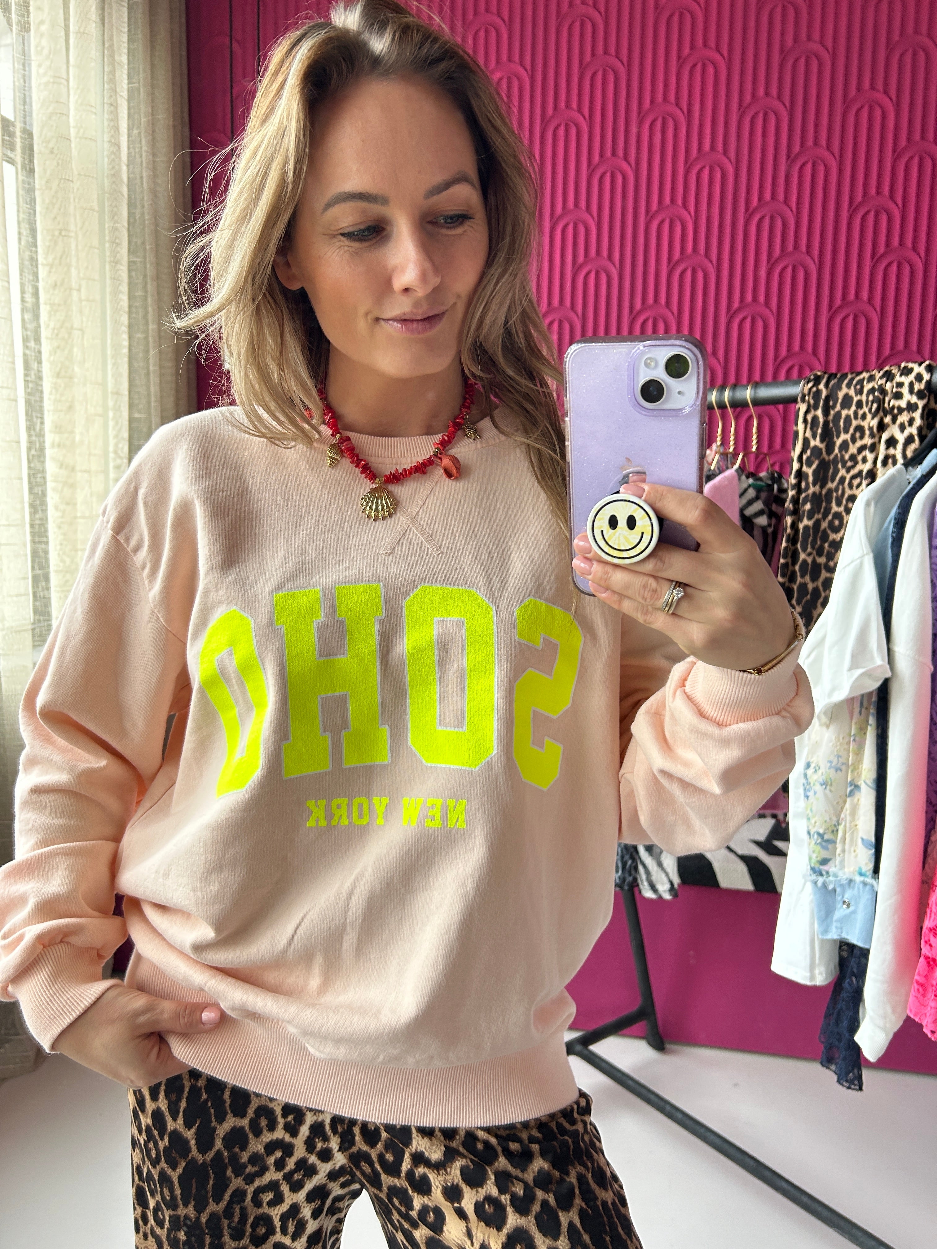 ZALM ROZE SOHO SWEATER MET NEON GELE LETTERS