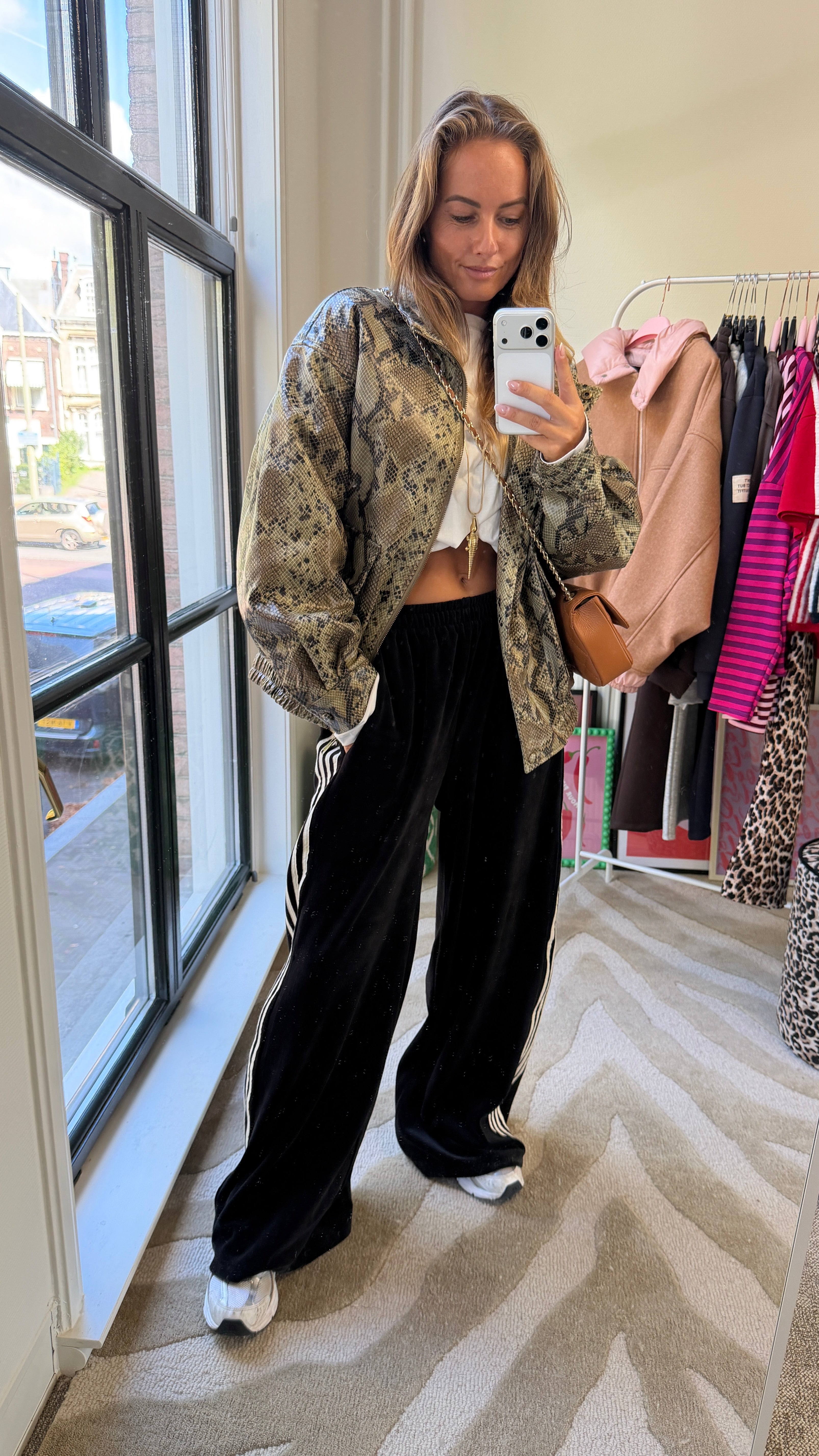 ZWARTE VELVET JOGGER STRIPIES