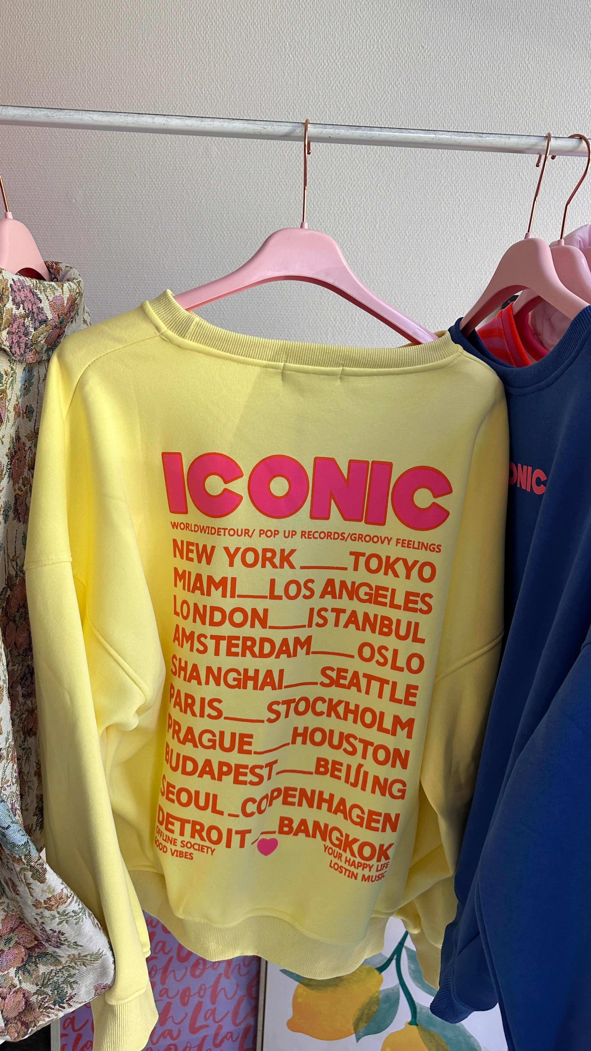 ICONIC MUSTHAVE SWEATER GEEL