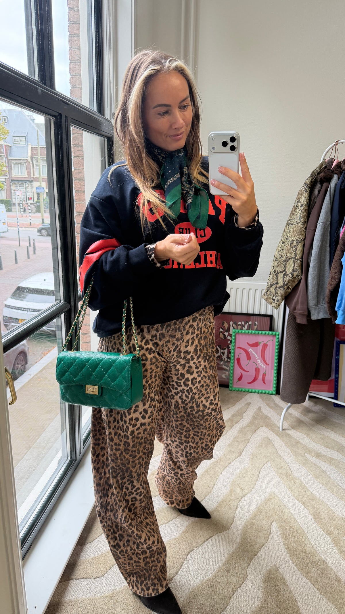 LOUA DONKERBLAUWE PARIS SWEATER