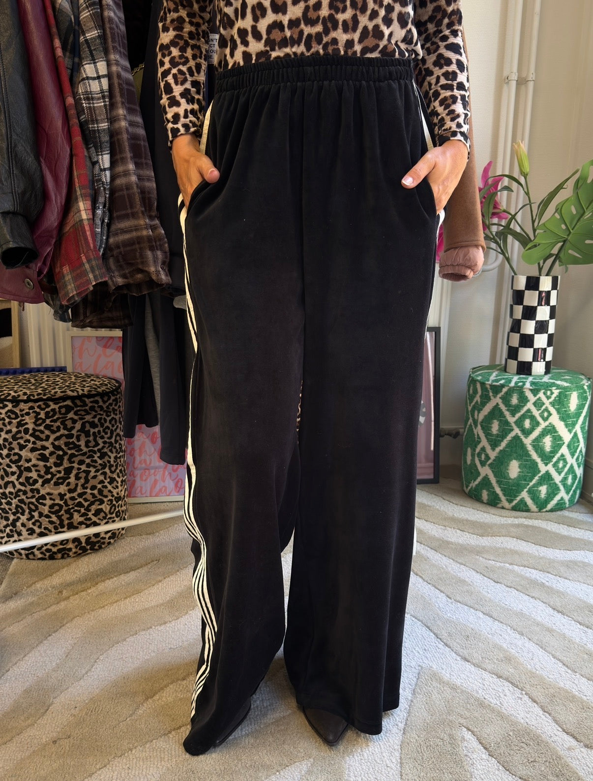 ZWARTE VELVET JOGGER STRIPIES
