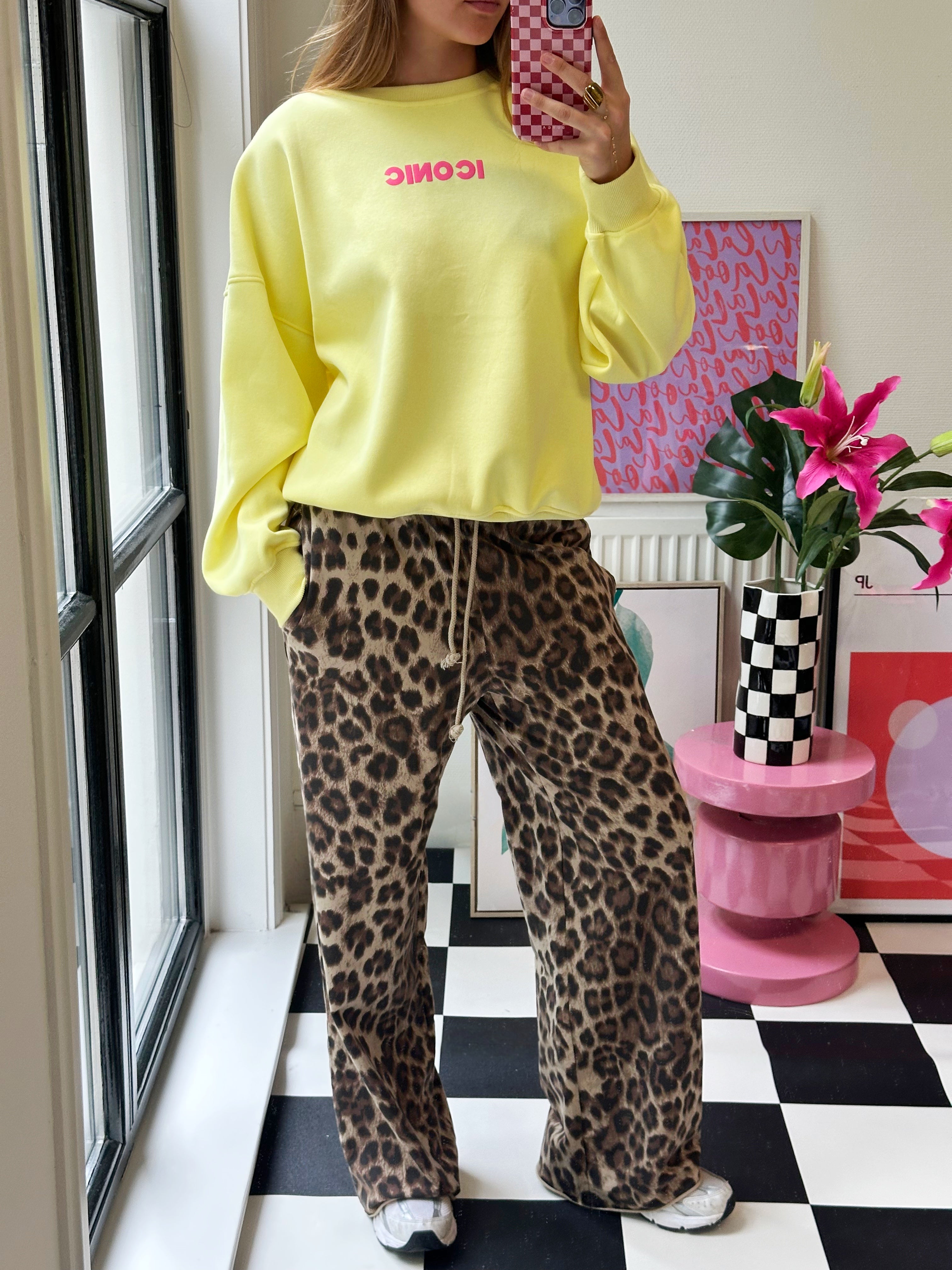 ICONIC MUSTHAVE SWEATER GEEL