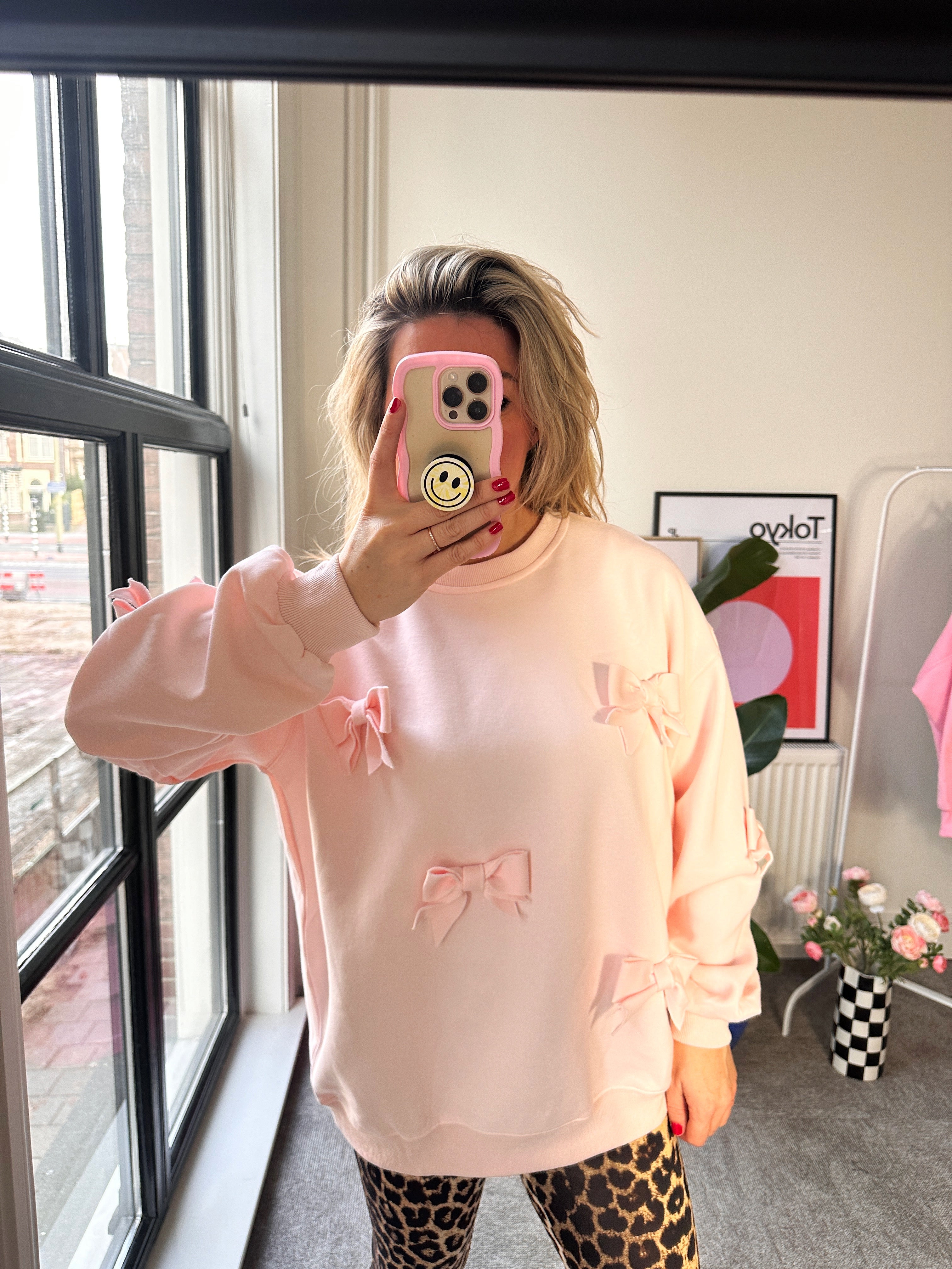 LICHT ROZE SWEATER MET STRIKJES