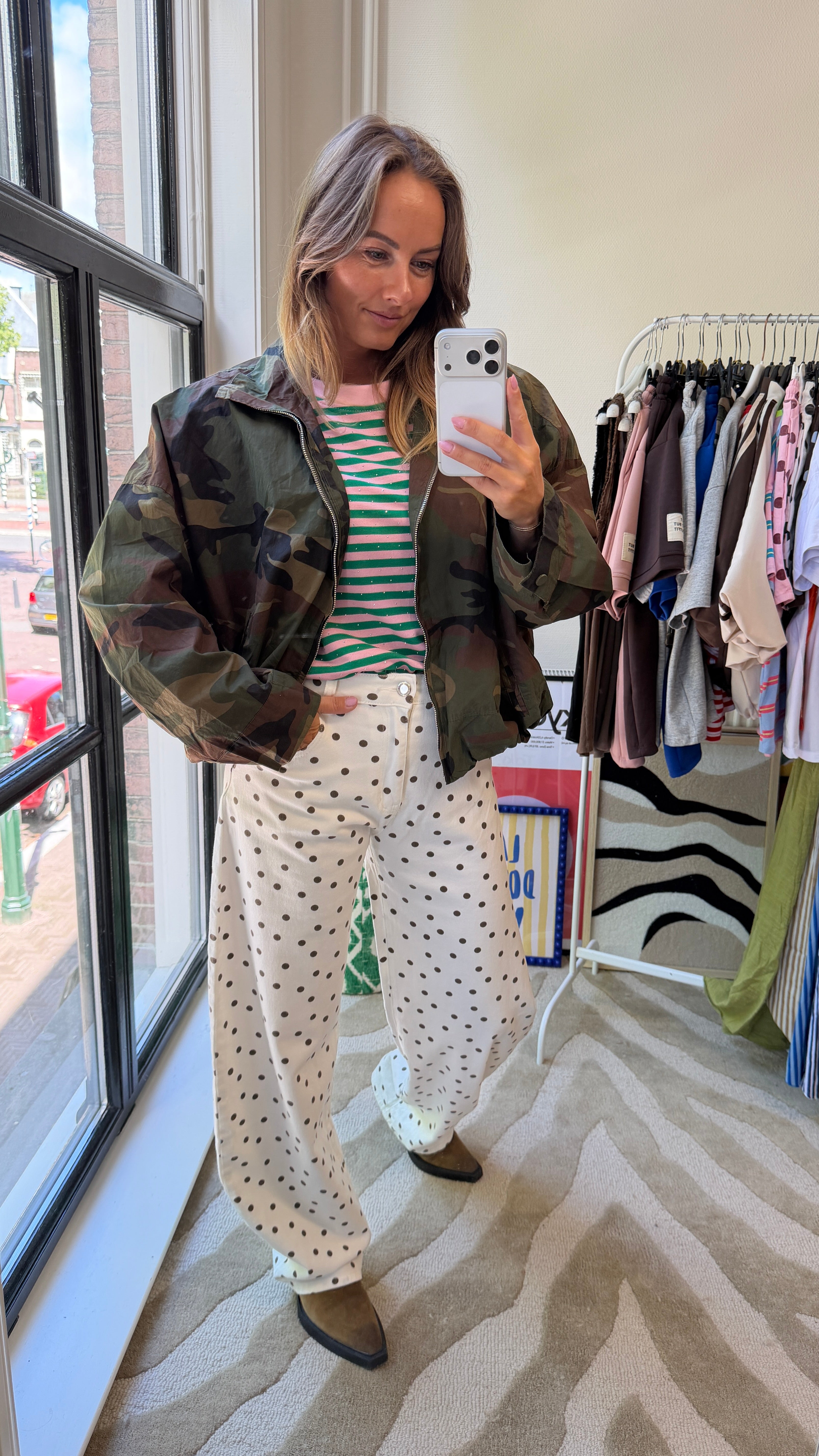 WITTE BARREL JEANS MET BRUINE STIPPEN