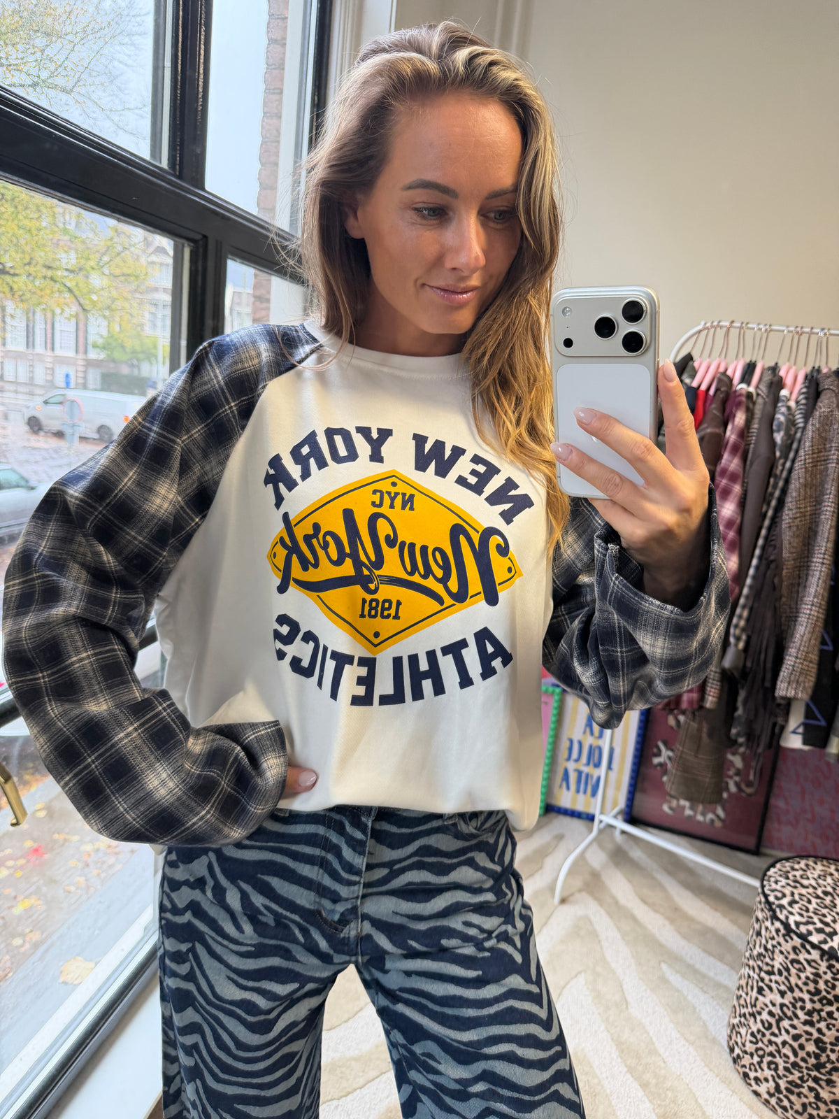 LONGSLEEVE MET BLAUW GERUITE MOUWEN