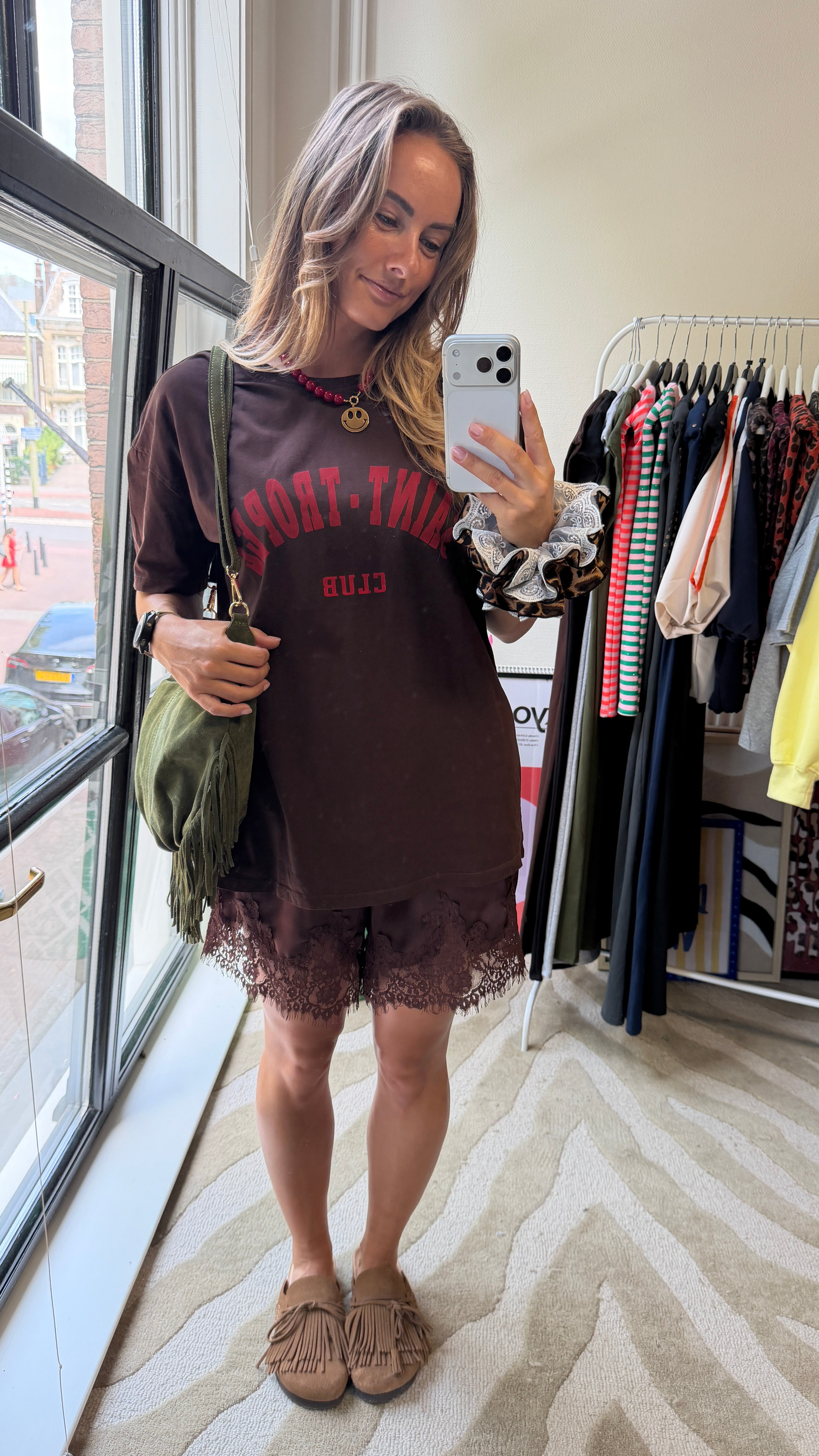 BRUIN SHIRT MET RODE TEKST