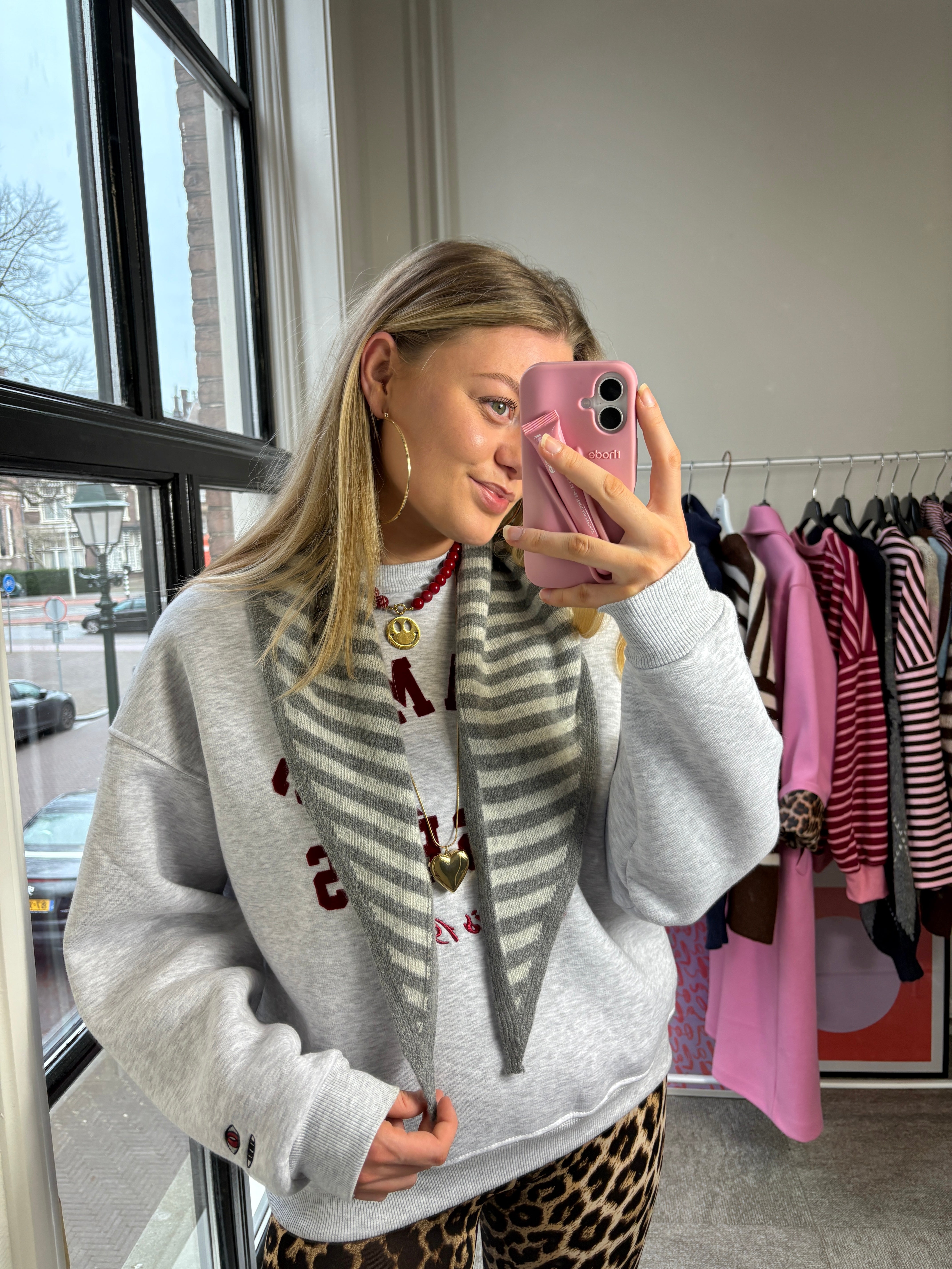 PARIS SWEATER GRIJS met Burgundy letters