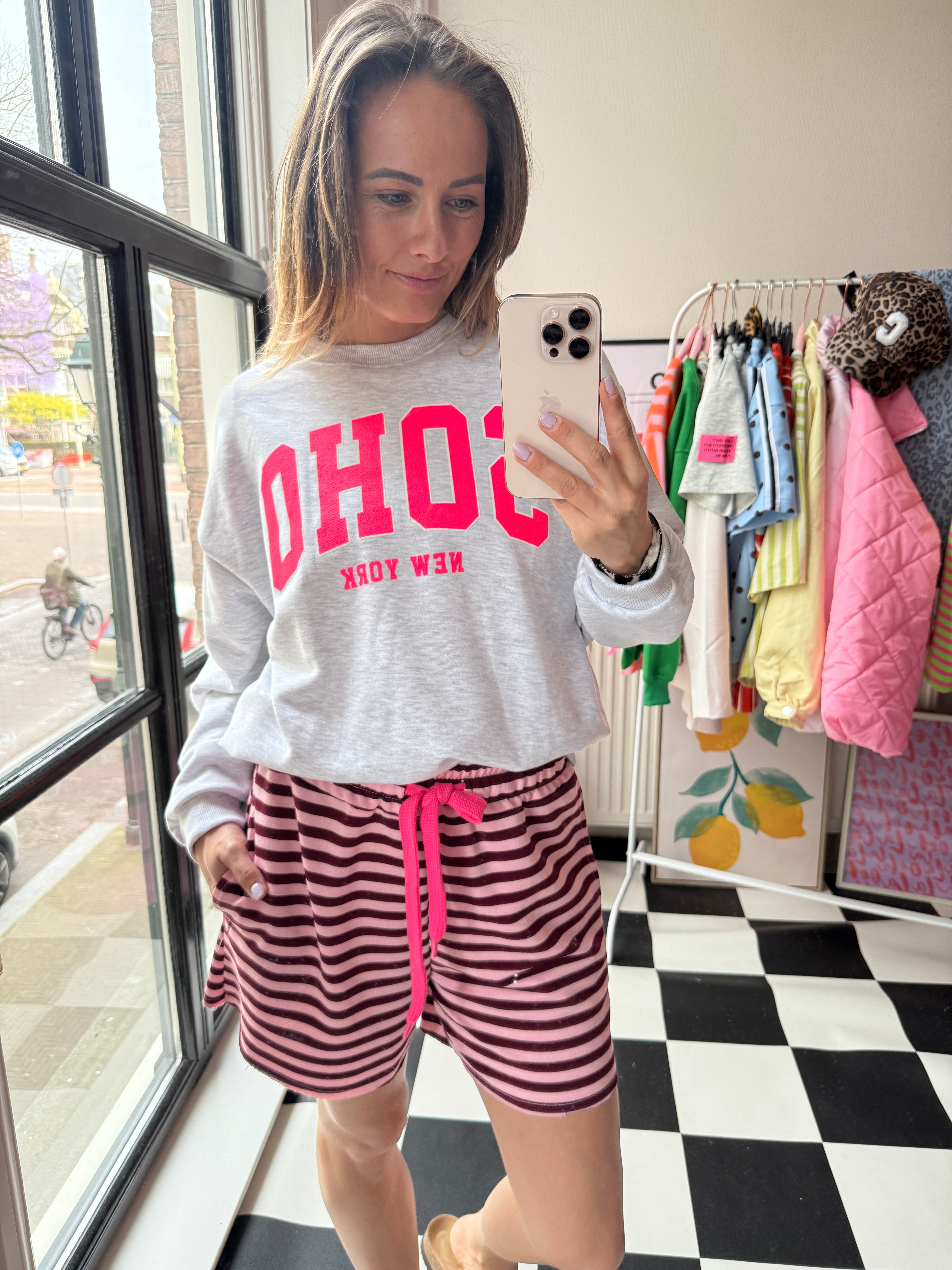 GESTREEPTE SHORT BURGUNDY ROZE