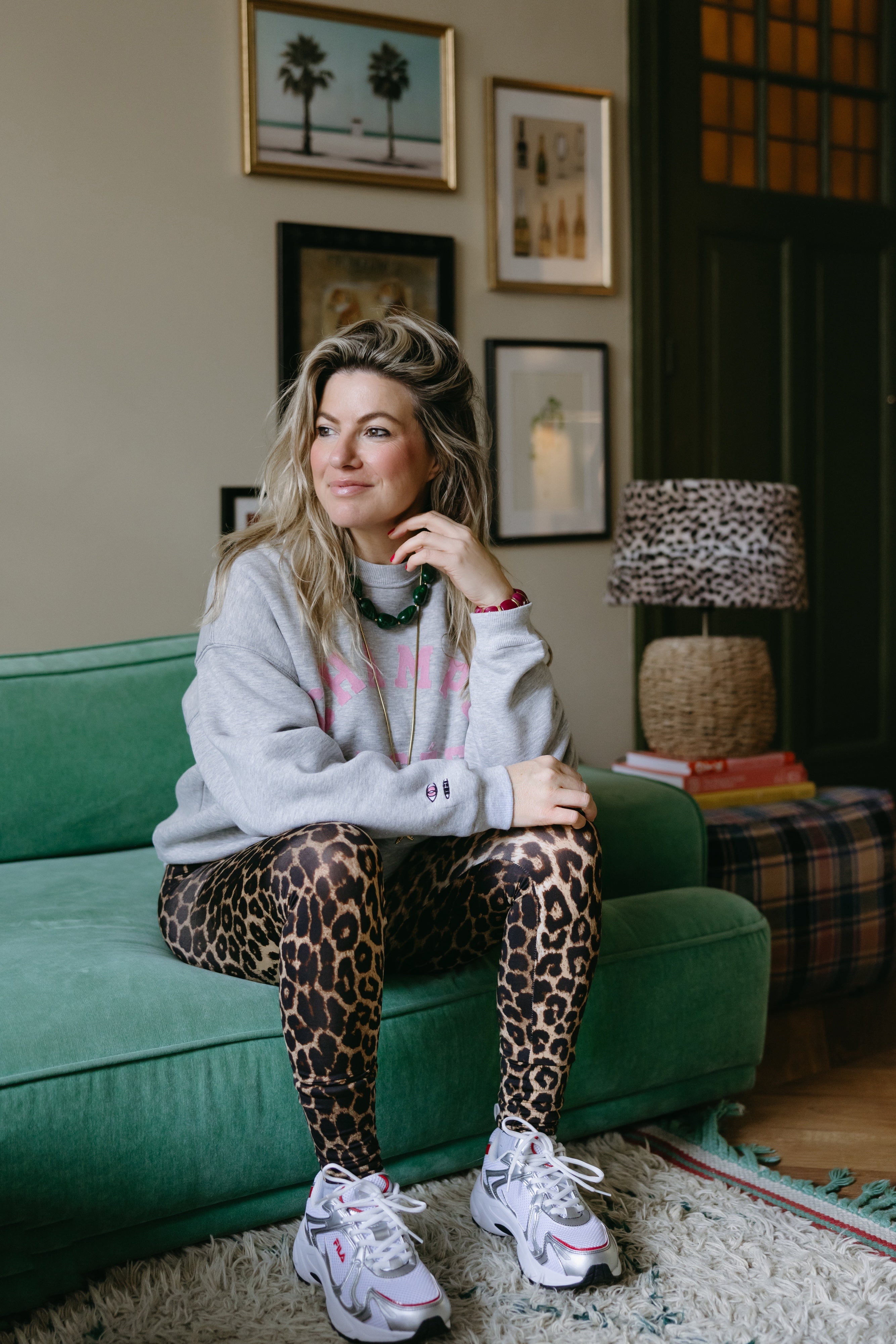 PARIS SWEATER MET ROZE LETTERS