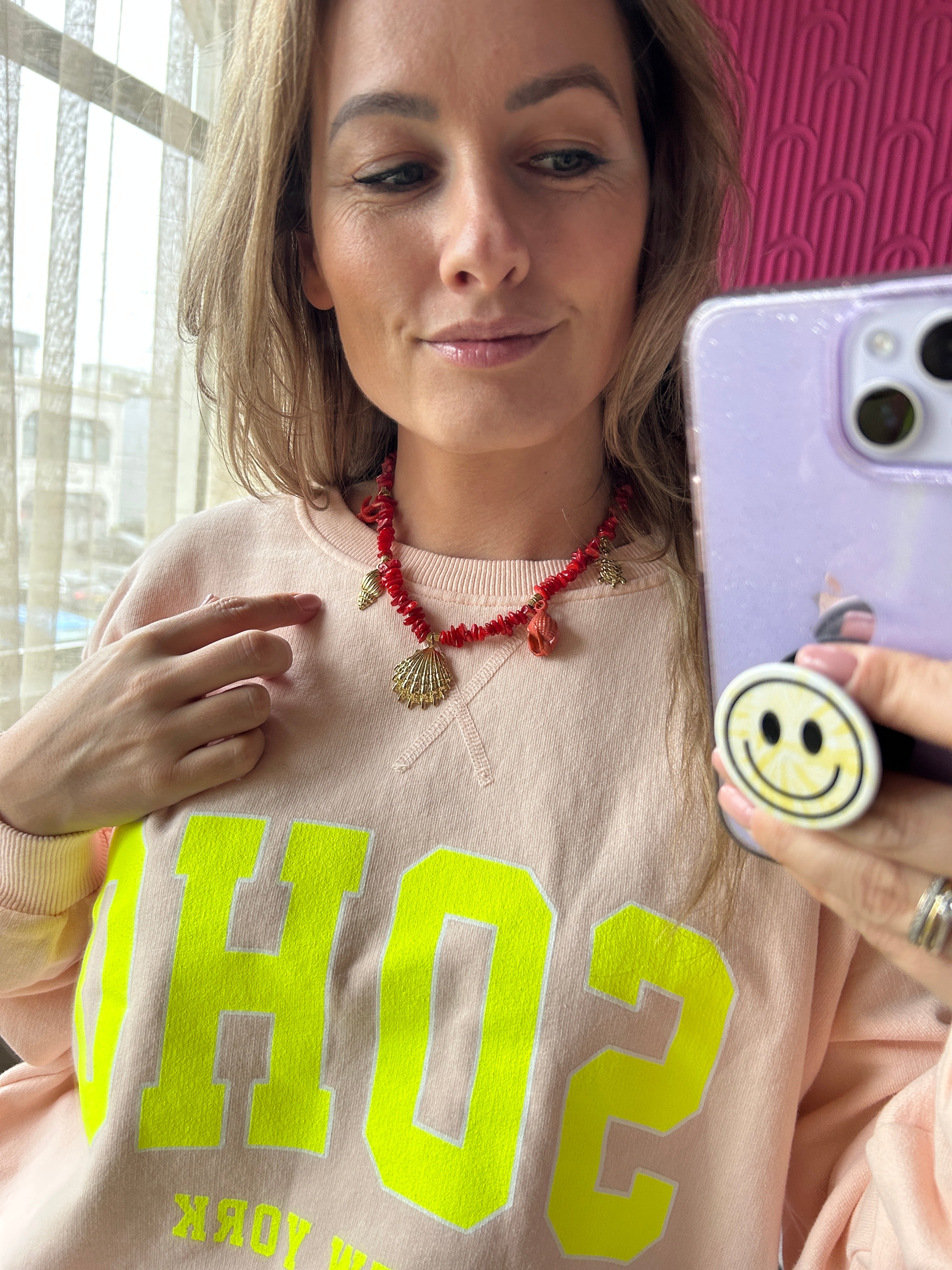 ZALM ROZE SOHO SWEATER MET NEON GELE LETTERS