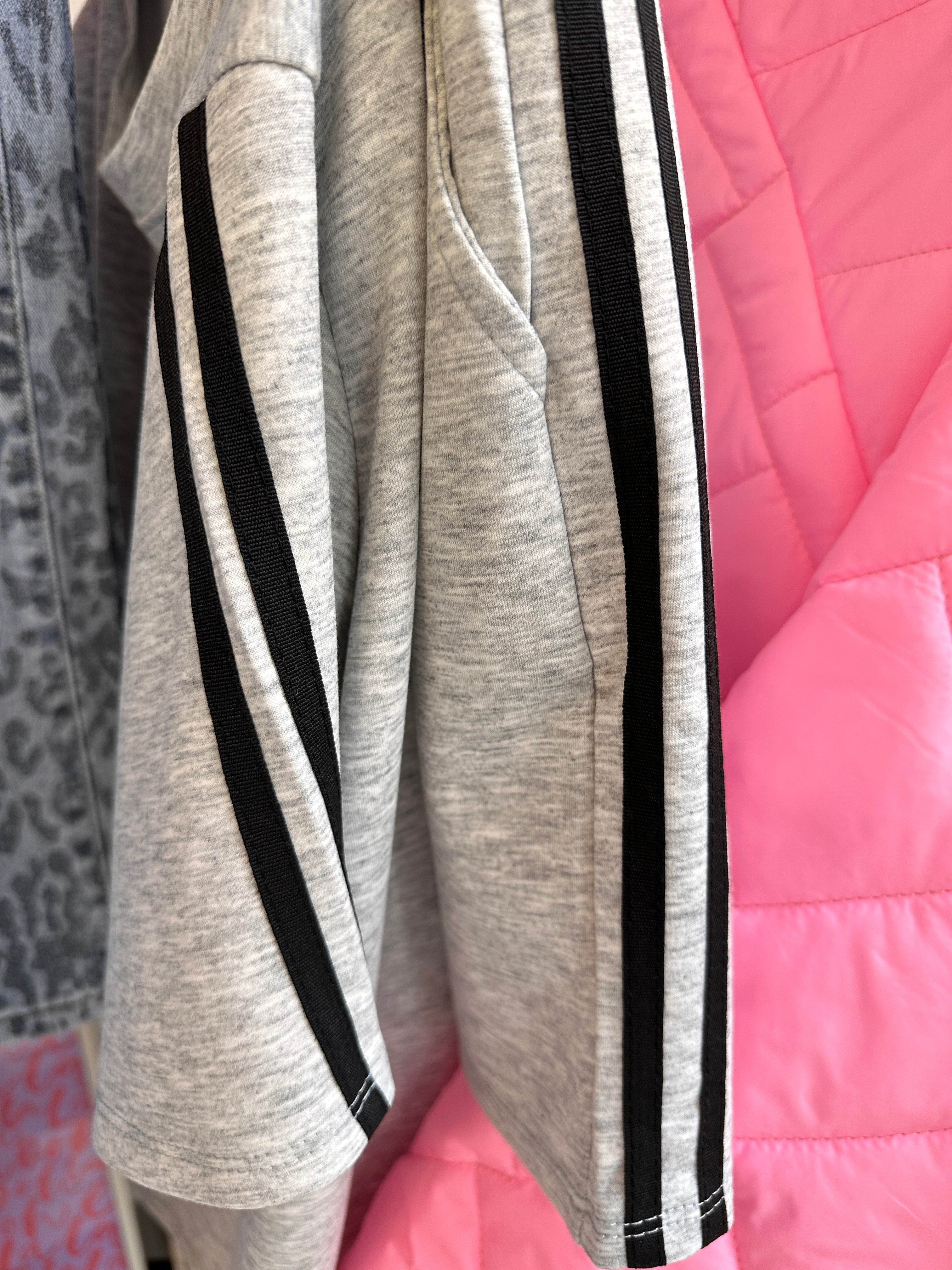 TESS MUSTHAVE PAKJE MET ZWARTE STREPEN