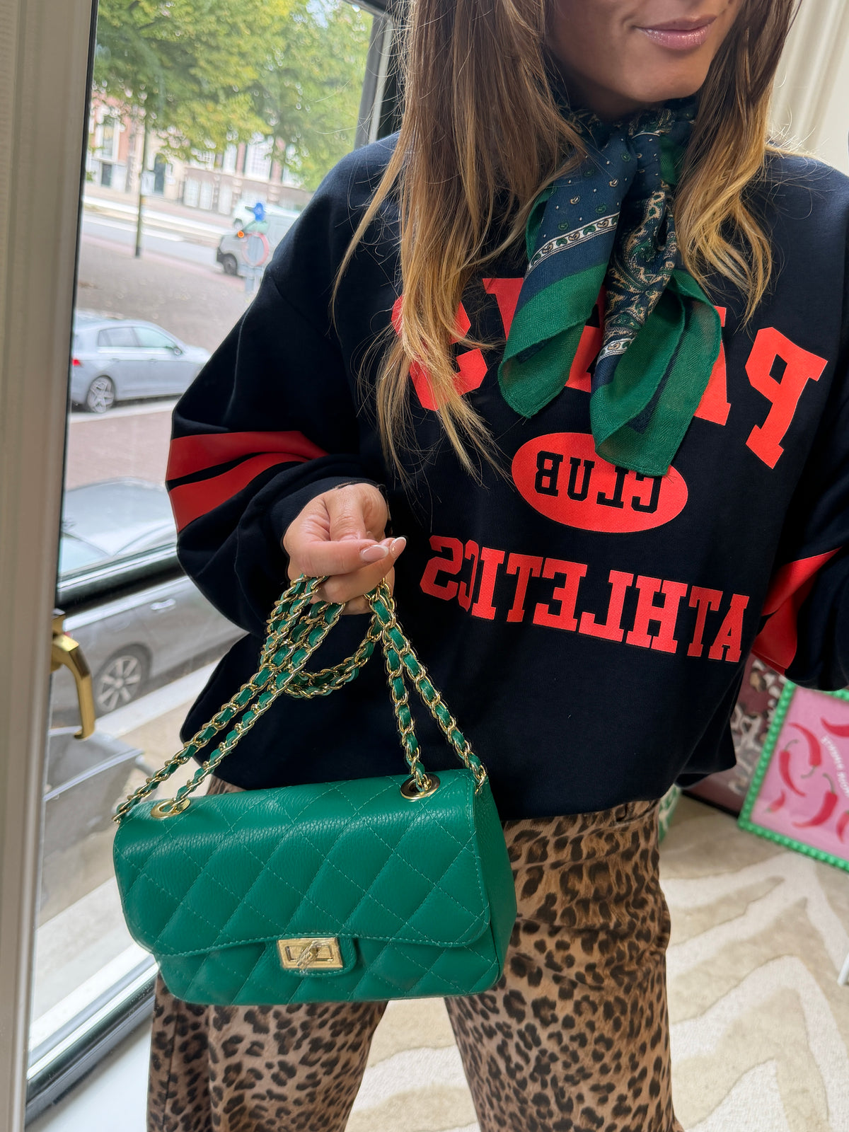 LOUA DONKERBLAUWE PARIS SWEATER