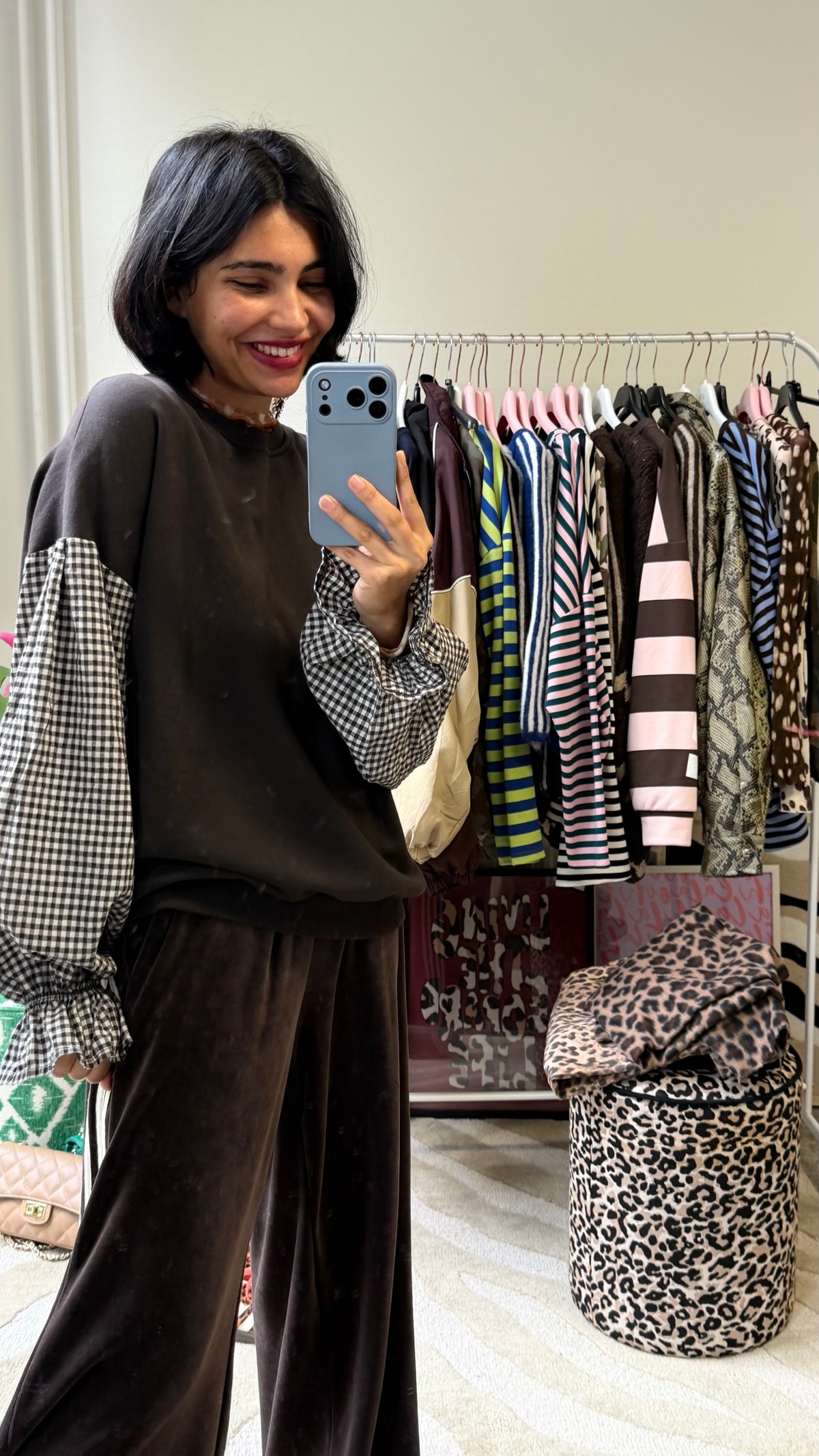 BRUINE SWEATER MET RUITJES MOUWEN