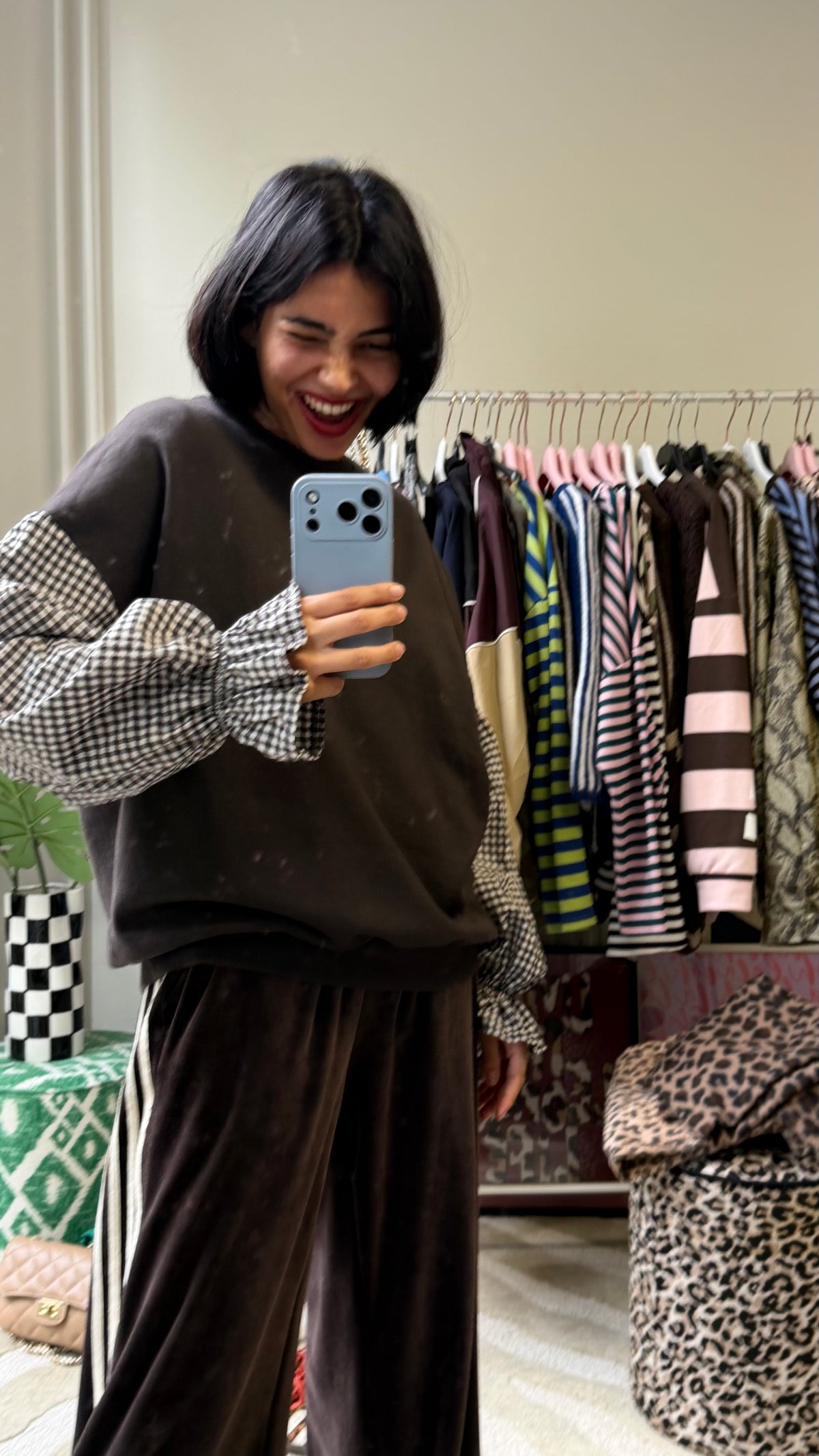 BRUINE SWEATER MET RUITJES MOUWEN